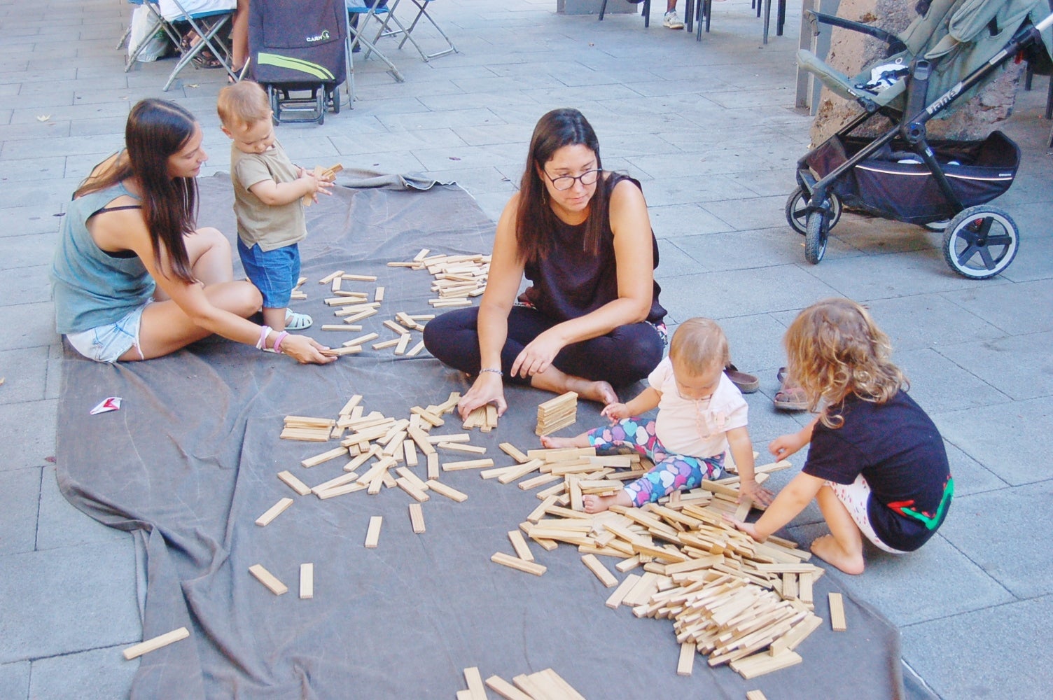 Aquesta setmana, fins al dia 5 de setembre, la plaça Vapor Ventalló acull la 9a edició de la Setmana de Jocs al Carrer, organitzada per l’Associació Terrassenca de Jocs – Vadejoc. Aquesta iniciativa vol acostar el joc a l’espai públic, vol fomentar la participació familiar i la cohesió social a través d’activitats gratuïtes i inclusives. Al llarg de cinc dies, la plaça s’omple de jocs tradicionals, jocs de taula, jocs d’habilitat i tallers de joguines. A més, com a novetat, enguany tenim un campionat del joc de la botifarra o la presentació de nous jocs creats a Terrassa. Cada jornada es tanca amb una sessió de contacontes a càrrec de l’Associació Vet Aquí Que.