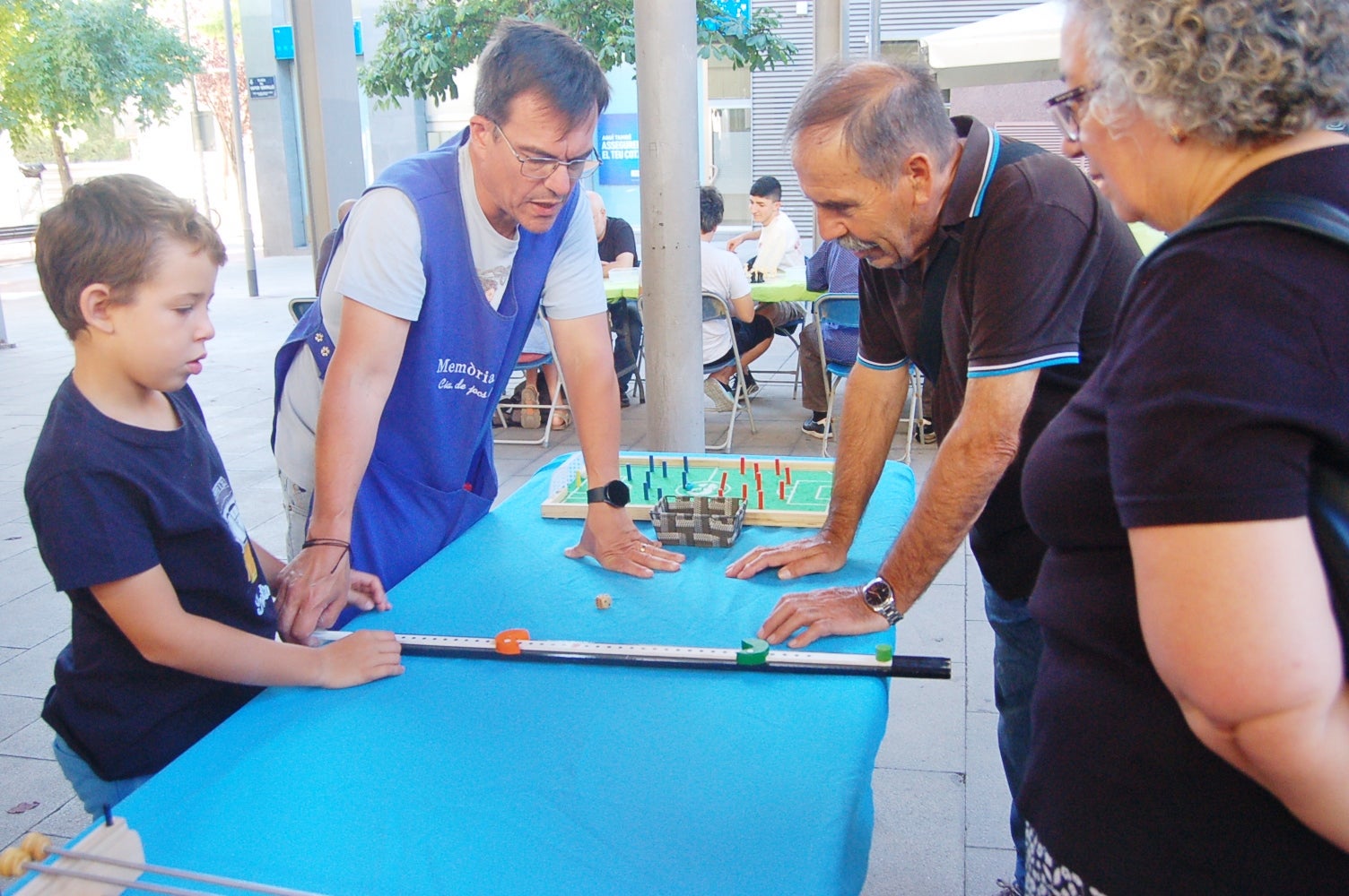 Aquesta setmana, fins al dia 5 de setembre, la plaça Vapor Ventalló acull la 9a edició de la Setmana de Jocs al Carrer, organitzada per l’Associació Terrassenca de Jocs – Vadejoc. Aquesta iniciativa vol acostar el joc a l’espai públic, vol fomentar la participació familiar i la cohesió social a través d’activitats gratuïtes i inclusives. Al llarg de cinc dies, la plaça s’omple de jocs tradicionals, jocs de taula, jocs d’habilitat i tallers de joguines. A més, com a novetat, enguany tenim un campionat del joc de la botifarra o la presentació de nous jocs creats a Terrassa. Cada jornada es tanca amb una sessió de contacontes a càrrec de l’Associació Vet Aquí Que.