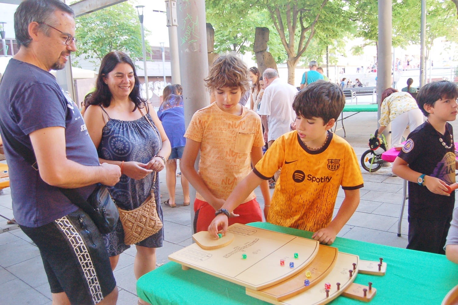 Aquesta setmana, fins al dia 5 de setembre, la plaça Vapor Ventalló acull la 9a edició de la Setmana de Jocs al Carrer, organitzada per l’Associació Terrassenca de Jocs – Vadejoc. Aquesta iniciativa vol acostar el joc a l’espai públic, vol fomentar la participació familiar i la cohesió social a través d’activitats gratuïtes i inclusives. Al llarg de cinc dies, la plaça s’omple de jocs tradicionals, jocs de taula, jocs d’habilitat i tallers de joguines. A més, com a novetat, enguany tenim un campionat del joc de la botifarra o la presentació de nous jocs creats a Terrassa. Cada jornada es tanca amb una sessió de contacontes a càrrec de l’Associació Vet Aquí Que.