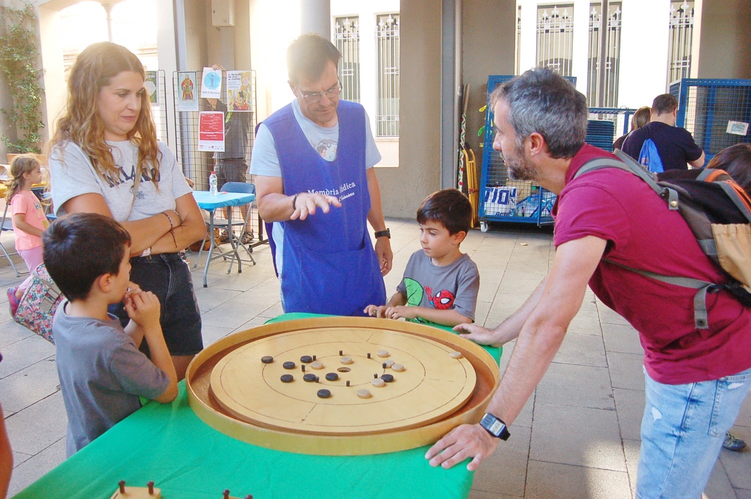 Aquesta setmana, fins al dia 5 de setembre, la plaça Vapor Ventalló acull la 9a edició de la Setmana de Jocs al Carrer, organitzada per l’Associació Terrassenca de Jocs – Vadejoc. Aquesta iniciativa vol acostar el joc a l’espai públic, vol fomentar la participació familiar i la cohesió social a través d’activitats gratuïtes i inclusives. Al llarg de cinc dies, la plaça s’omple de jocs tradicionals, jocs de taula, jocs d’habilitat i tallers de joguines. A més, com a novetat, enguany tenim un campionat del joc de la botifarra o la presentació de nous jocs creats a Terrassa. Cada jornada es tanca amb una sessió de contacontes a càrrec de l’Associació Vet Aquí Que.