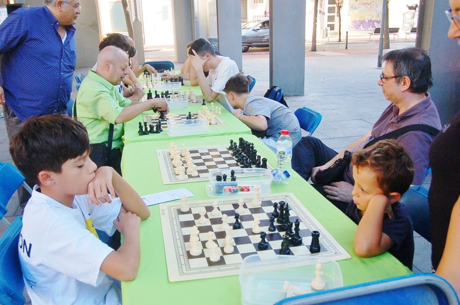 Aquesta setmana, fins al dia 5 de setembre, la plaça Vapor Ventalló acull la 9a edició de la Setmana de Jocs al Carrer, organitzada per l’Associació Terrassenca de Jocs – Vadejoc. Aquesta iniciativa vol acostar el joc a l’espai públic, vol fomentar la participació familiar i la cohesió social a través d’activitats gratuïtes i inclusives. Al llarg de cinc dies, la plaça s’omple de jocs tradicionals, jocs de taula, jocs d’habilitat i tallers de joguines. A més, com a novetat, enguany tenim un campionat del joc de la botifarra o la presentació de nous jocs creats a Terrassa. Cada jornada es tanca amb una sessió de contacontes a càrrec de l’Associació Vet Aquí Que.