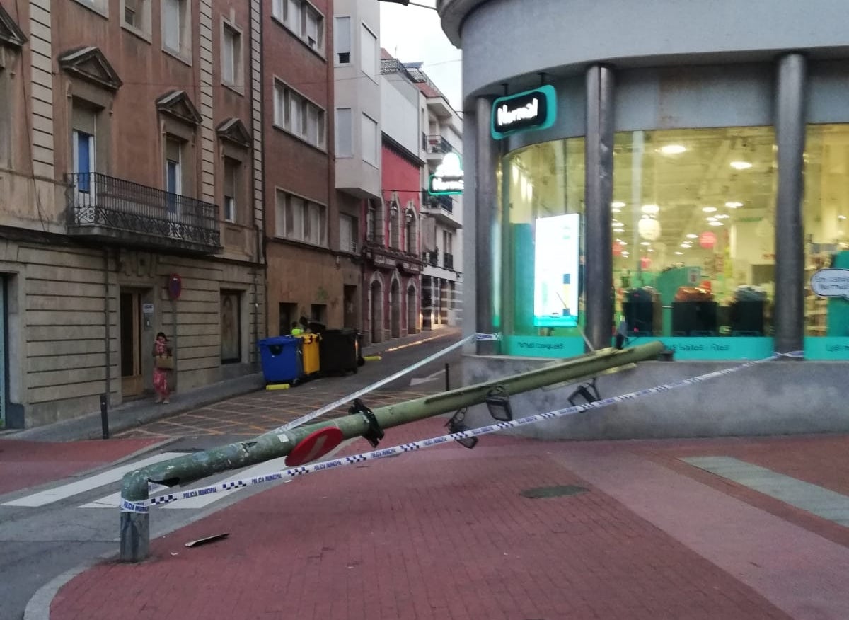 El poste ha quedado caído en medio de la calle | F.R.