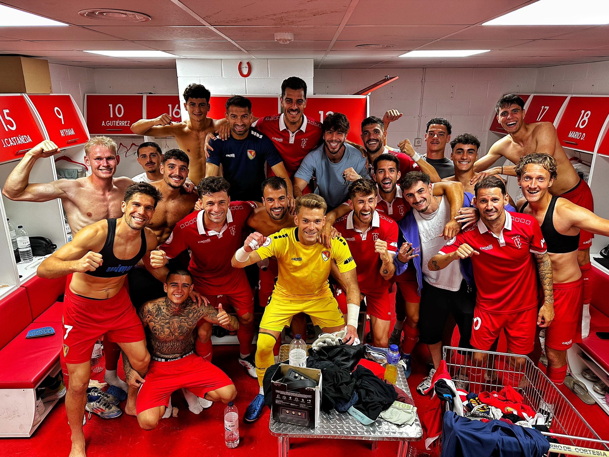 El Terrassa FC celebrando la victoria de dieciseisavos de la Copa Federación ante el Atlético Monzón | Terrassa FC