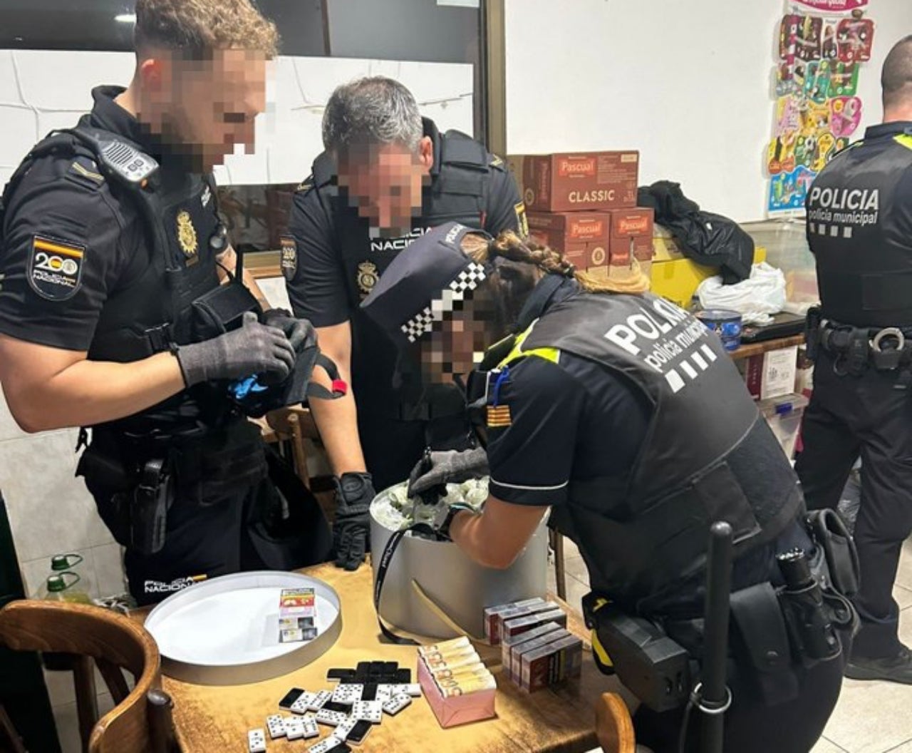 Agentes policiales inspeccionando un bar de Terrassa | PMT