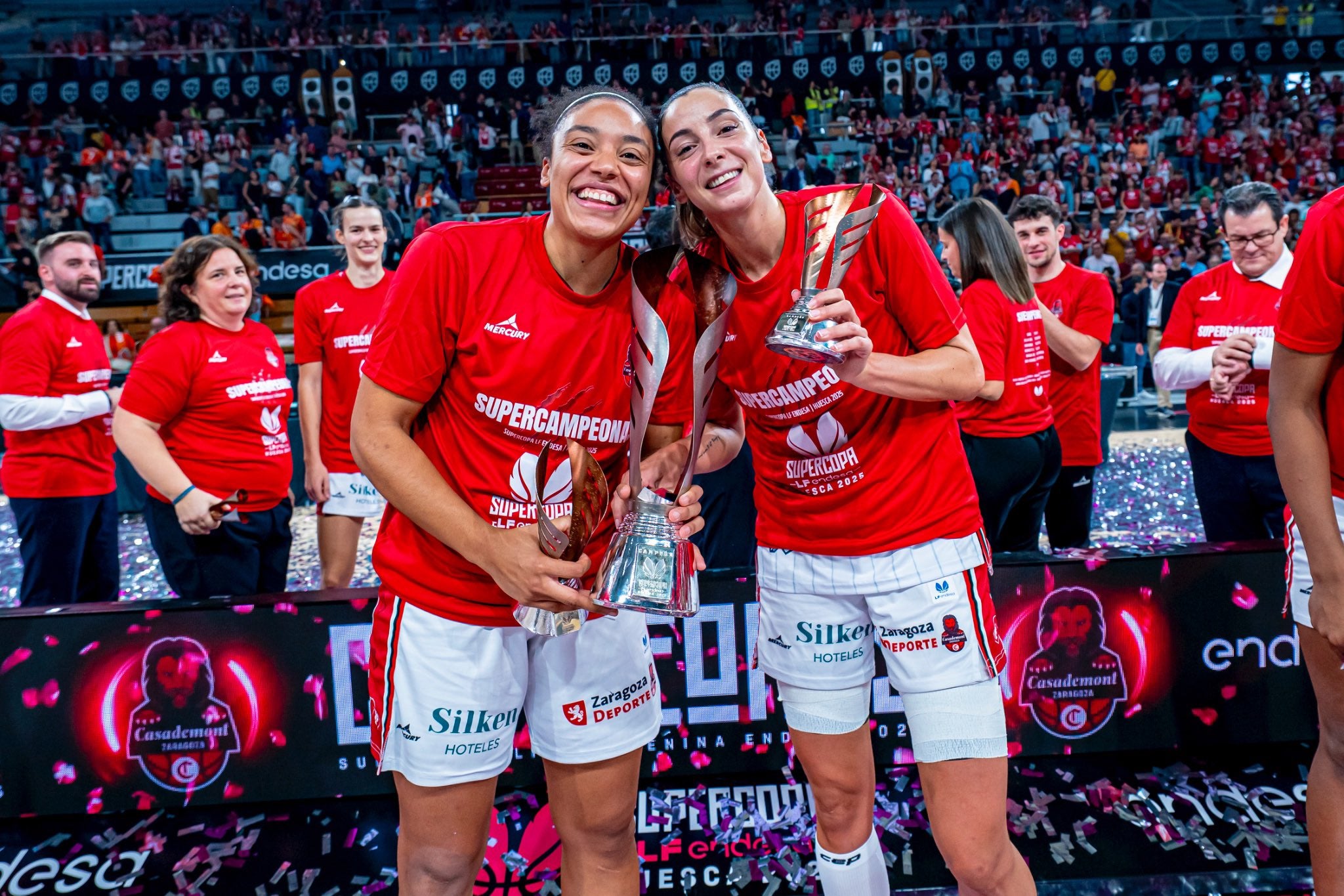 Helena Oma (esquerra) celebrant el títol de supercampiones d'Espanya | Casademont Zaragoza
