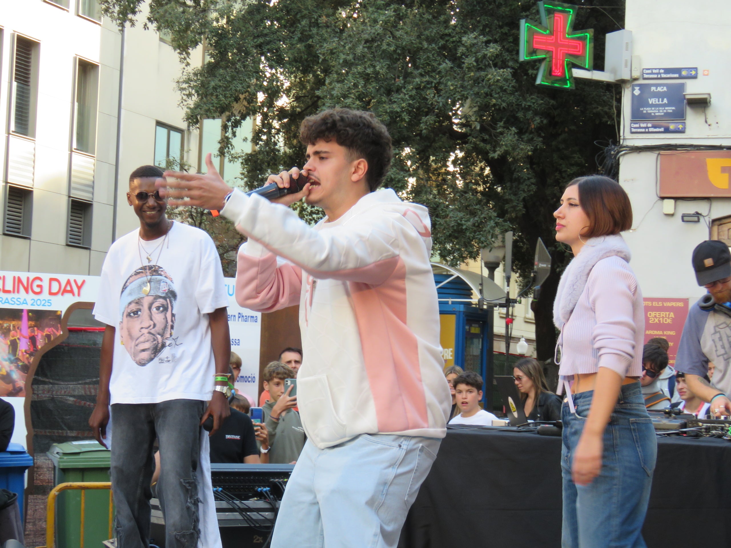 La plaça Vella s'ha omplert aquest divendres, 26 de setembre, de música i rimes amb el Catalunya Freestyle, la primera competició de freestyle en català de la història. Una vintena de participants van mostrar el seu talent davant d'un jurat format per Lildami, Kapo 013, Joel Diaz, Galgo Lento i Sergi Anguera. Els tres millors classificats van aconseguir un premi de 200 euros i l'oportunitat de competir a la gran final del Catalunya Freestyle. La jornada va finalitzar amb un showcase del grup terrassenc, Hereus del Beat | Oriol Manrique