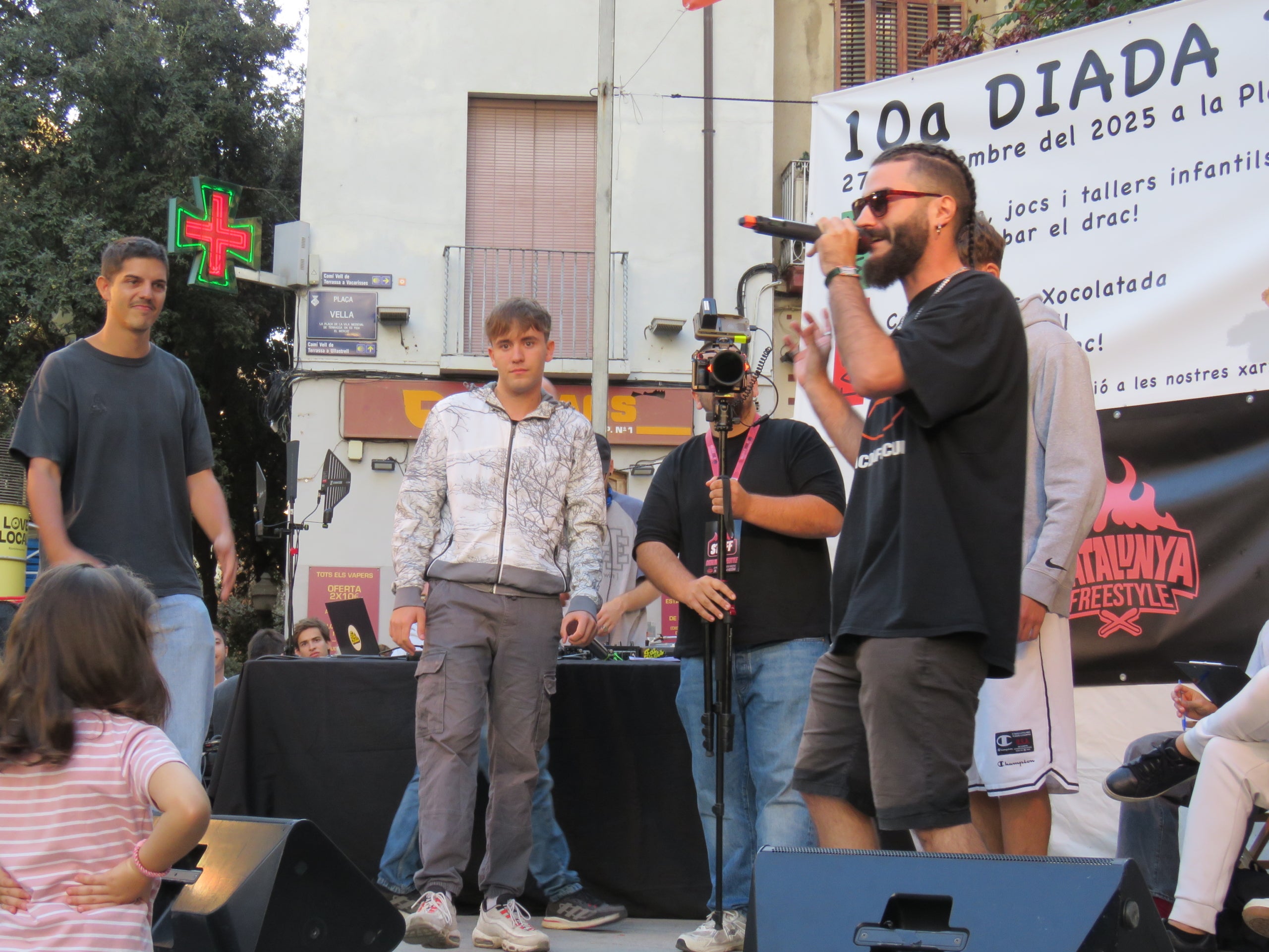 La plaça Vella s'ha omplert aquest divendres, 26 de setembre, de música i rimes amb el Catalunya Freestyle, la primera competició de freestyle en català de la història. Una vintena de participants van mostrar el seu talent davant d'un jurat format per Lildami, Kapo 013, Joel Diaz, Galgo Lento i Sergi Anguera. Els tres millors classificats van aconseguir un premi de 200 euros i l'oportunitat de competir a la gran final del Catalunya Freestyle. La jornada va finalitzar amb un showcase del grup terrassenc, Hereus del Beat | Oriol Manrique