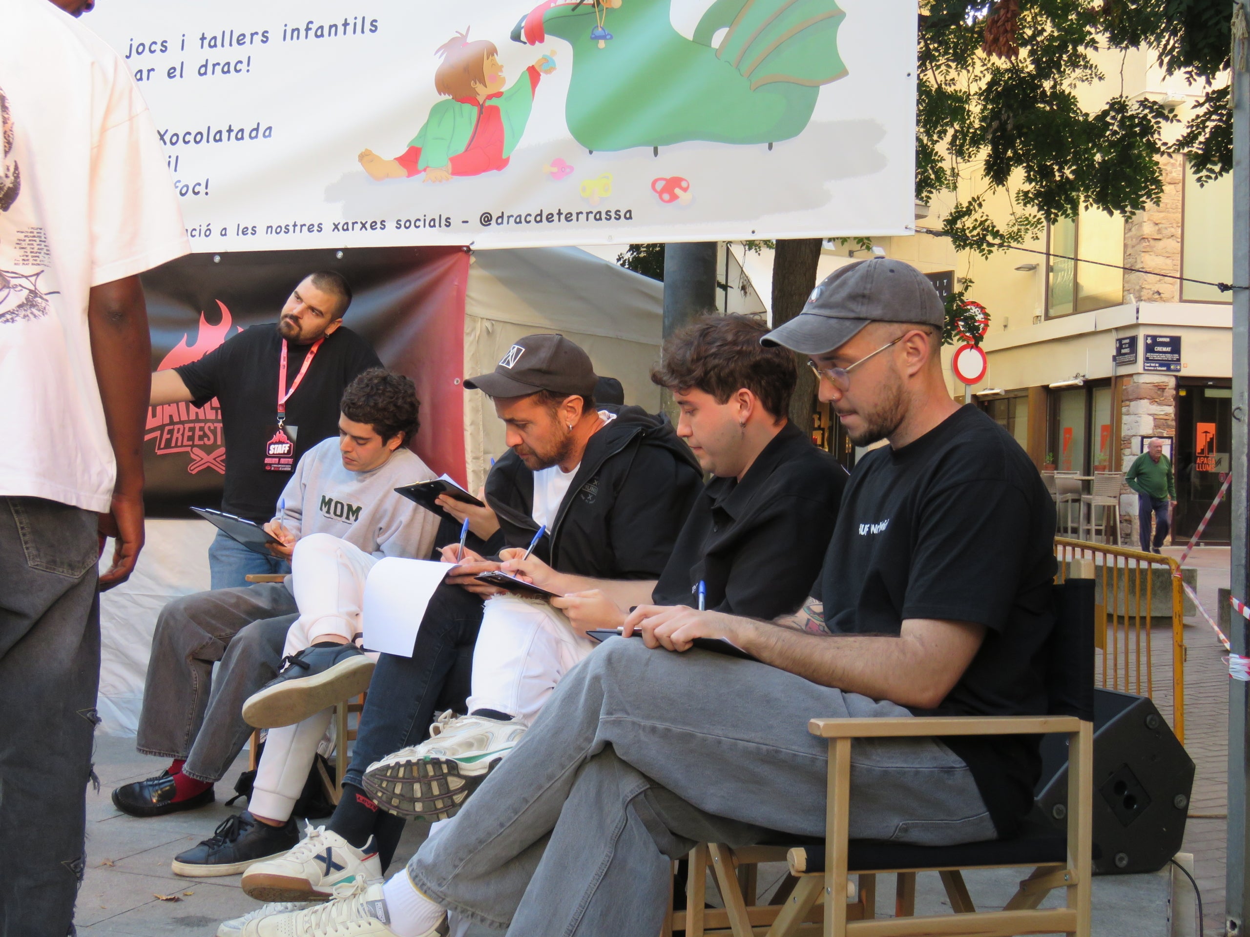 La plaça Vella s'ha omplert aquest divendres, 26 de setembre, de música i rimes amb el Catalunya Freestyle, la primera competició de freestyle en català de la història. Una vintena de participants van mostrar el seu talent davant d'un jurat format per Lildami, Kapo 013, Joel Diaz, Galgo Lento i Sergi Anguera. Els tres millors classificats van aconseguir un premi de 200 euros i l'oportunitat de competir a la gran final del Catalunya Freestyle. La jornada va finalitzar amb un showcase del grup terrassenc, Hereus del Beat | Oriol Manrique