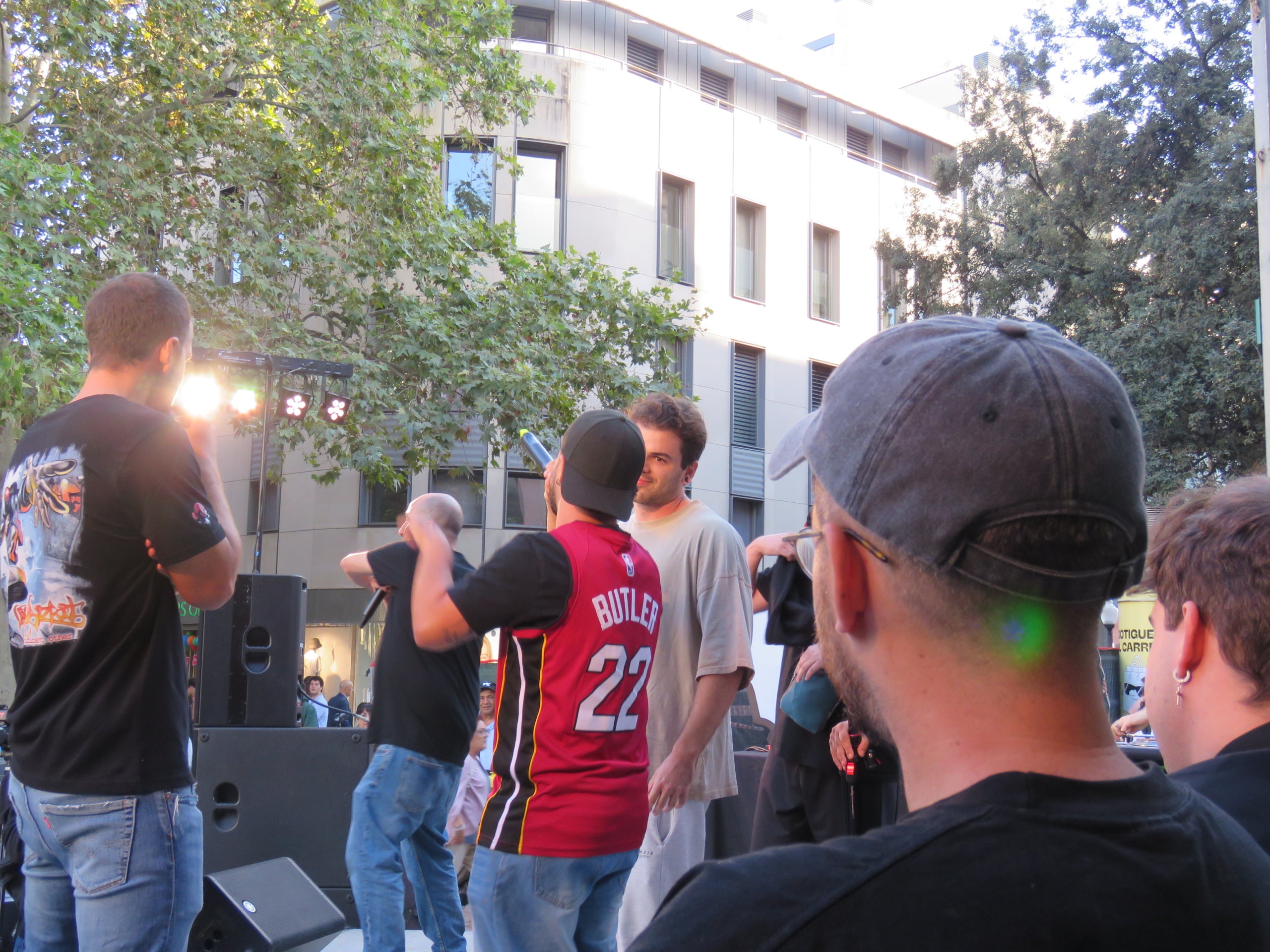 La plaça Vella s'ha omplert aquest divendres, 26 de setembre, de música i rimes amb el Catalunya Freestyle, la primera competició de freestyle en català de la història. Una vintena de participants van mostrar el seu talent davant d'un jurat format per Lildami, Kapo 013, Joel Diaz, Galgo Lento i Sergi Anguera. Els tres millors classificats van aconseguir un premi de 200 euros i l'oportunitat de competir a la gran final del Catalunya Freestyle. La jornada va finalitzar amb un showcase del grup terrassenc, Hereus del Beat | Oriol Manrique