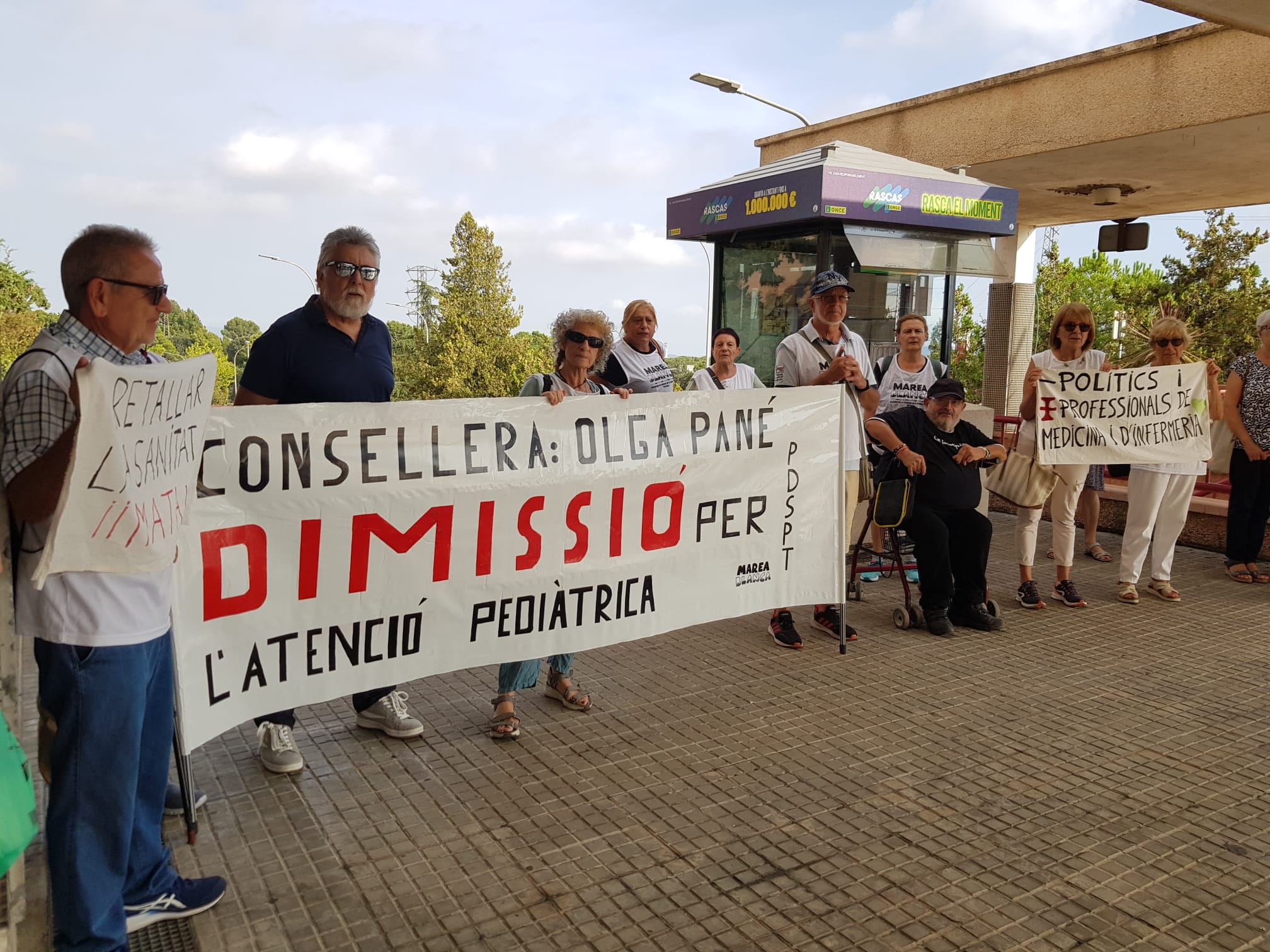Miembros de Marea Blanca han estado en el CST con motivo de la visita de la consejera de Salut | Lluïsa Tarrida