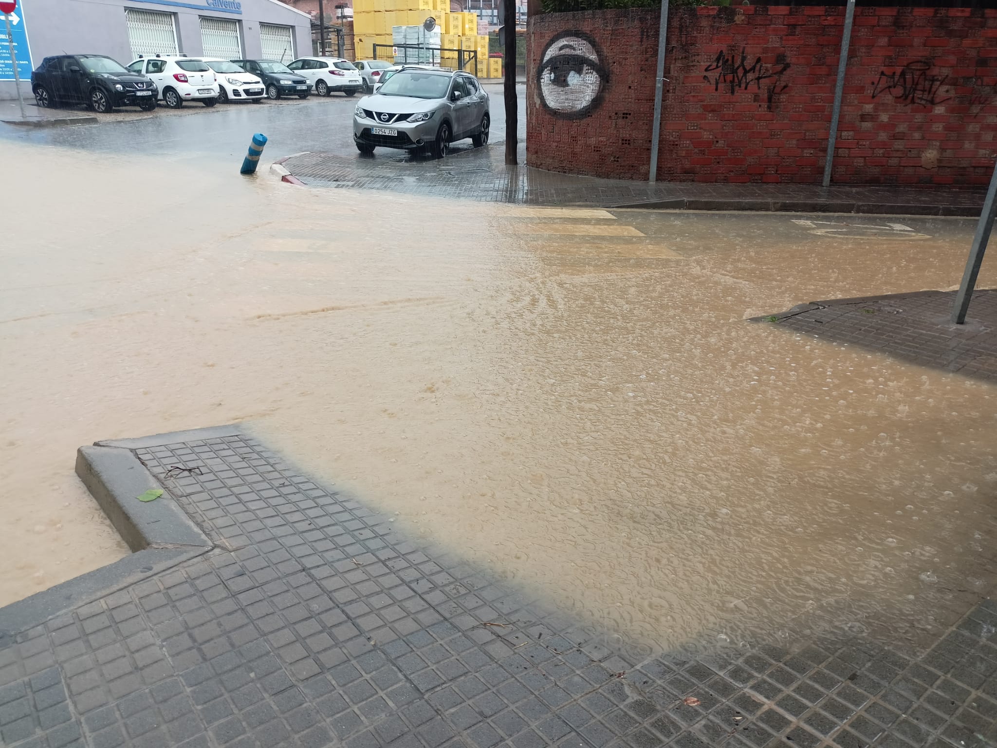 Este sábado al mediodía Terrassa ha experimentado una intensa lluvia que, a pesar de haber durado pocos minutos, ha dejado una gran cantidad de agua en la ciudad. Así pues, la Riera del Palau ha sido uno de los puntos donde se ha podido observar los efectos de la lluvia, dejando un fuerte torrente de agua | Joan Manel Oller