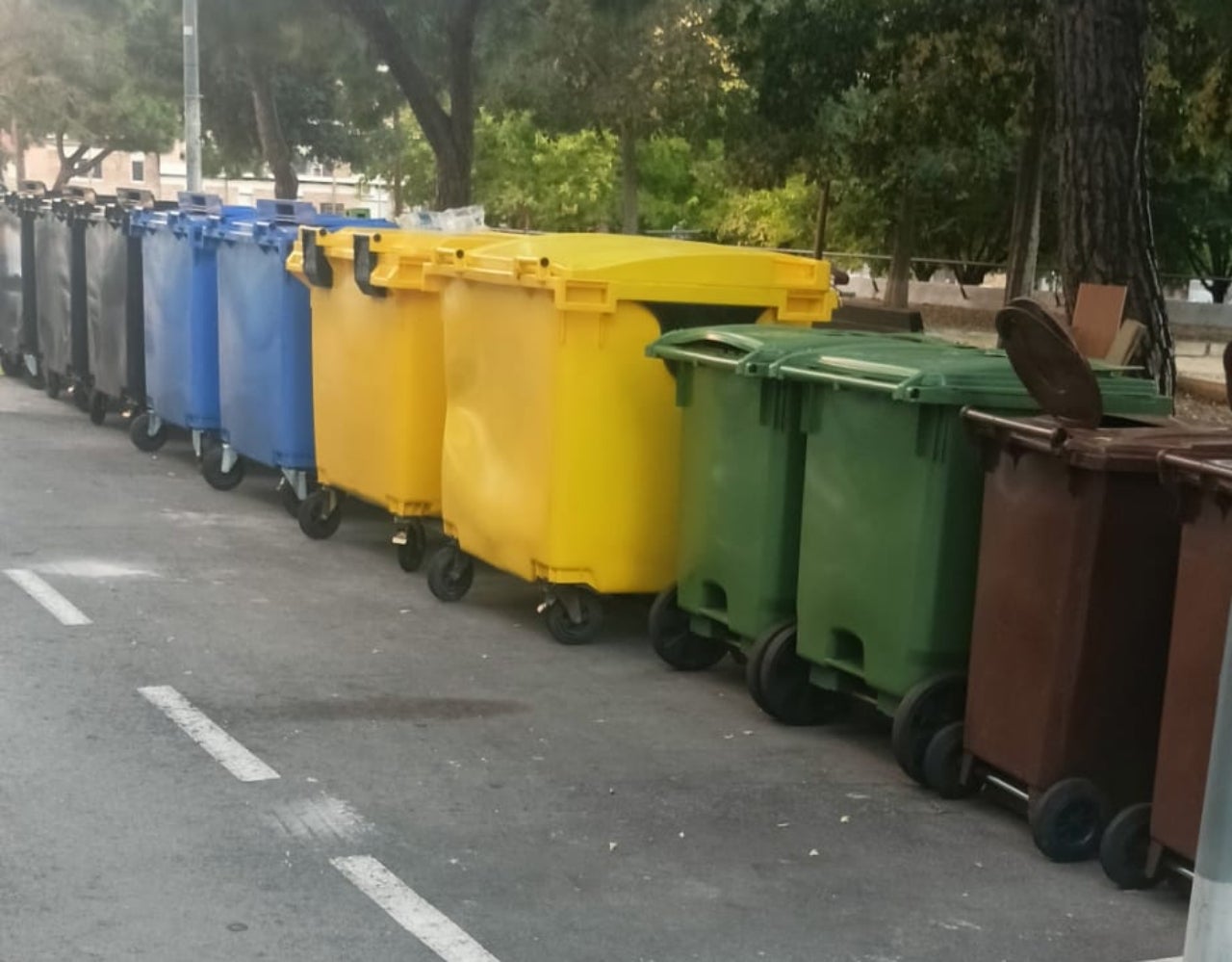 Contenidors de càrrega posterior als carrers d'Alexandre Galí i a Lluís Companys | Cedida