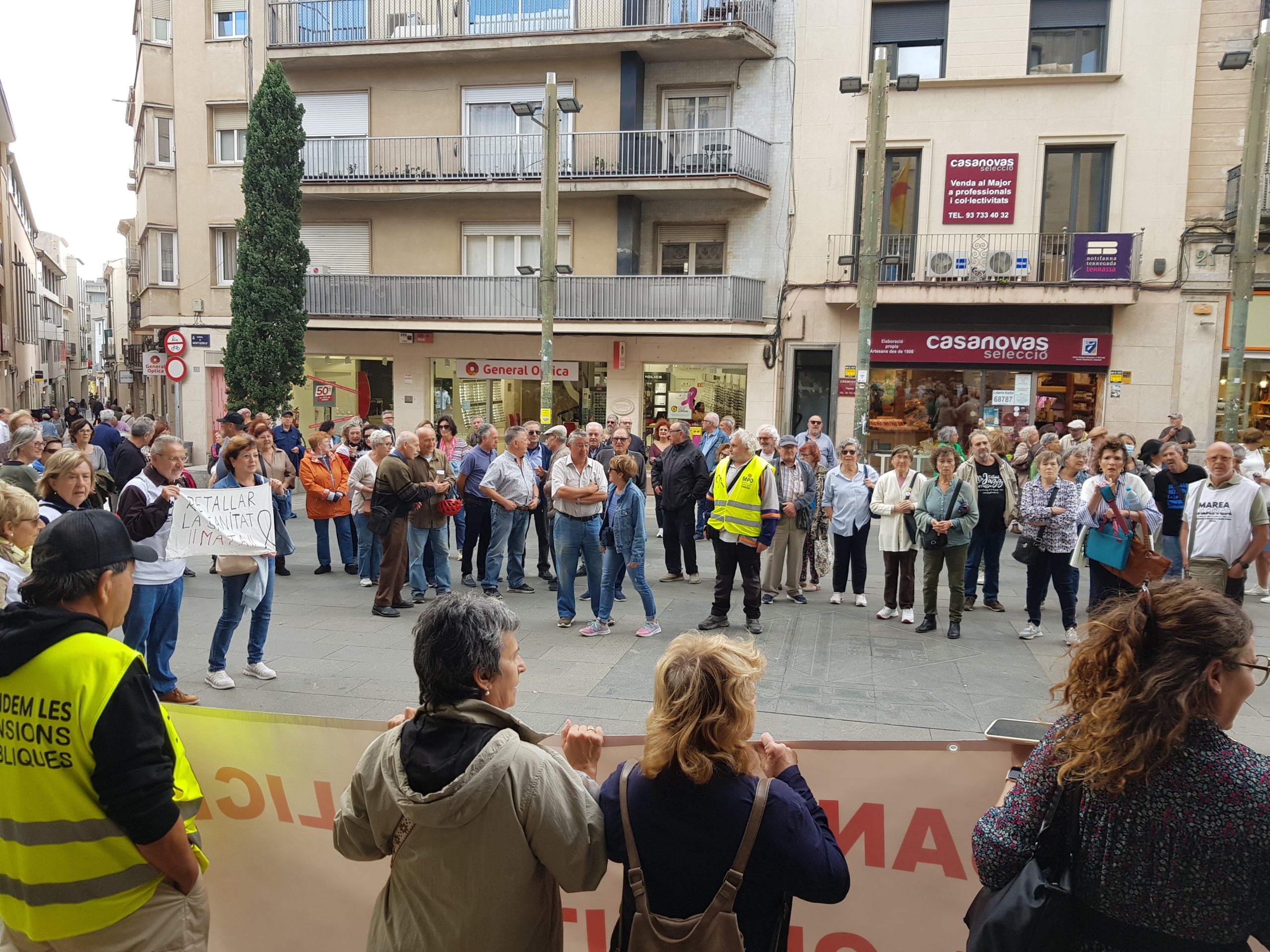 Concentració a l'Ajuntament de Terrassa per reclamar més equipaments sanitaris i professionals | Lluïsa Tarrida
