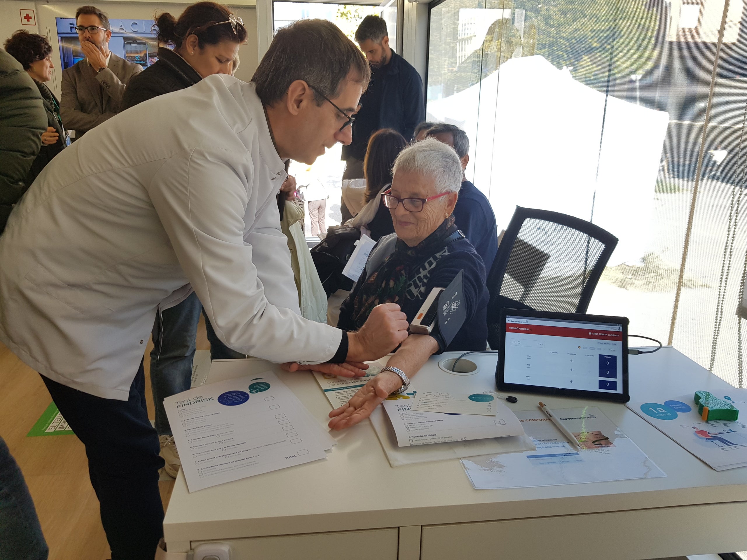 La unitat mòbil estarà a Terrassa fins aquest dimarts al vespre, fent proves als usuaris | Lluïsa Tarrida