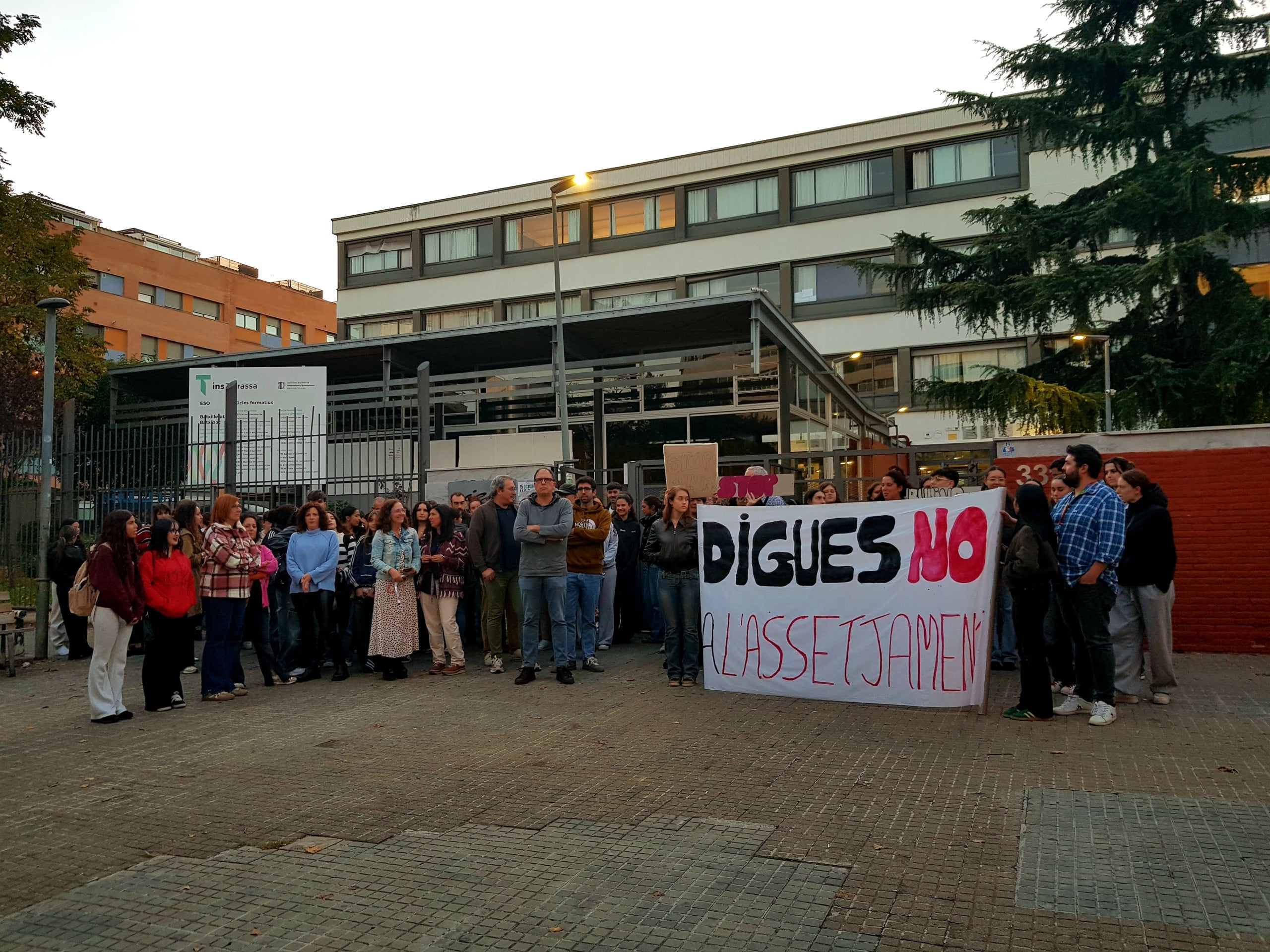 Minut de silenci de l'alumnat de l'IES Terrassa contra l'assetjament escolar | Lluïsa Tarrida