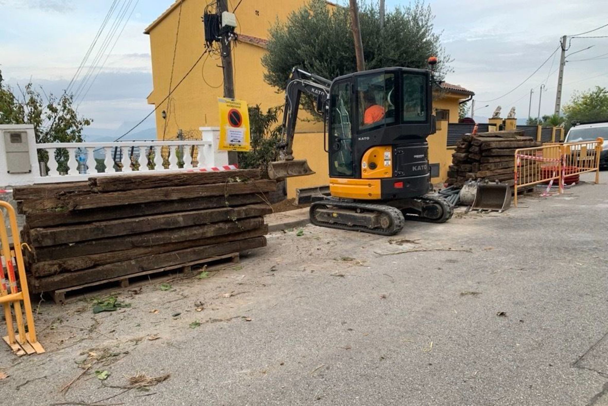 L'Ajuntament inicia les obres de renovació de les escales que uneixen el carrer de l'Estornell amb el carrer de l'Alosa | Ajuntament de Terrassa