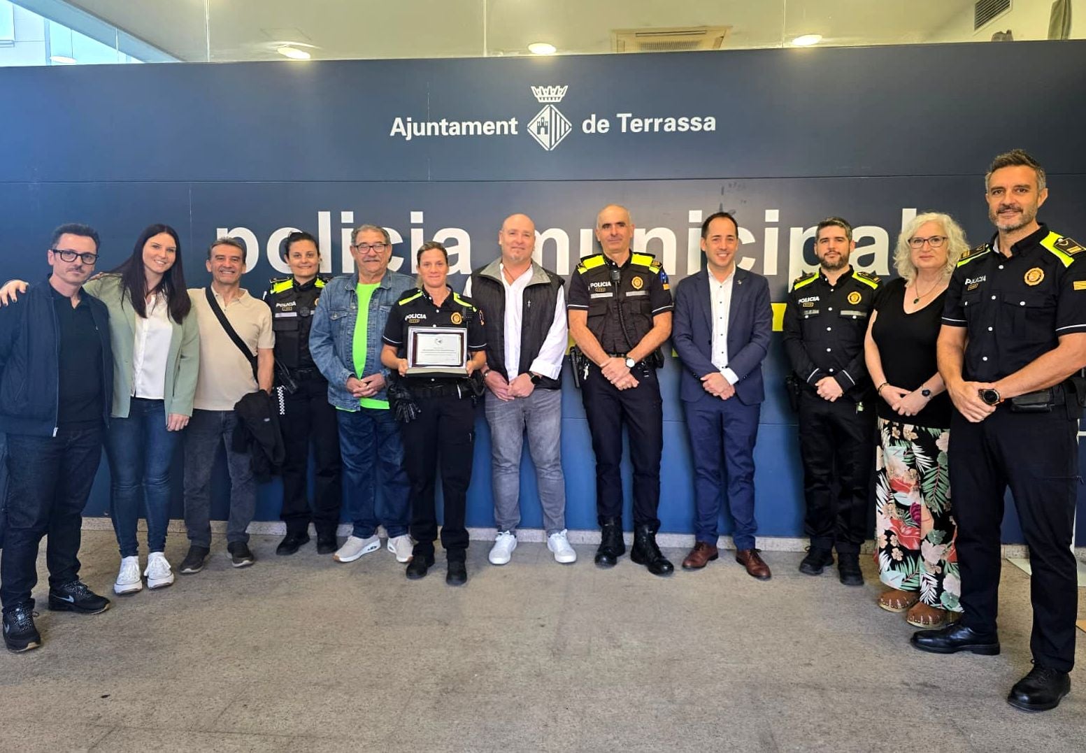 L'Associació de Veïns i Veïnes del Pla de Bonaire ha fet entrega d'una placa de reconeixement a la Policia Municipal de Terrassa | Ajuntament de Terrassa

