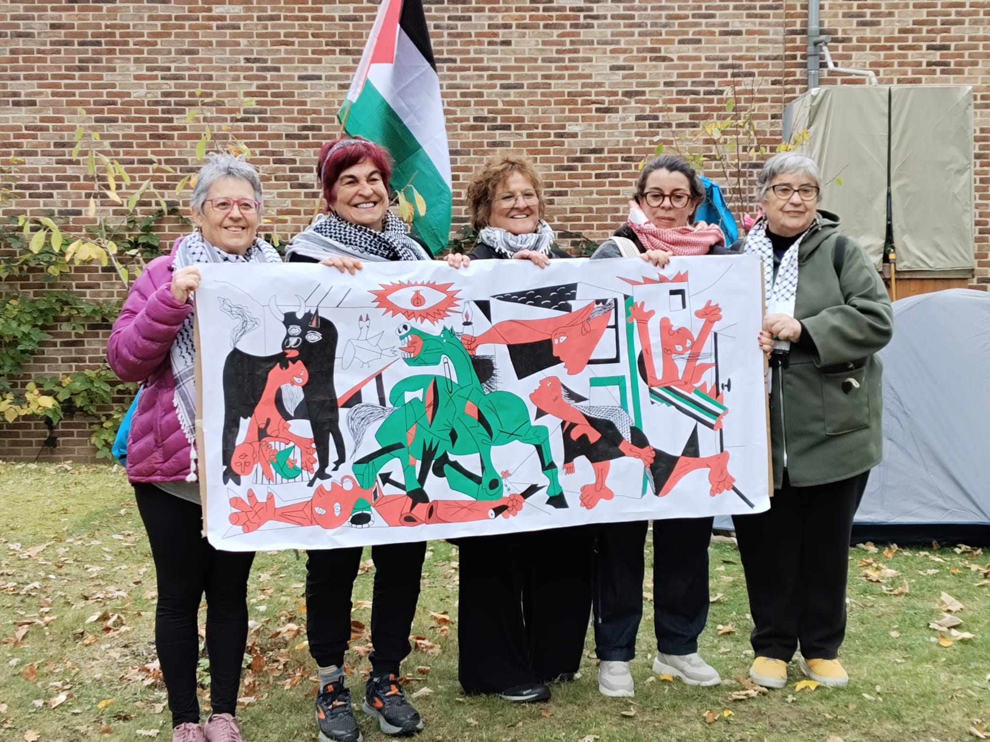 Cuatro mujeres del Casal de la Dona de Terrassa, en la acampada por Gaza | Casal de la Dona Terrassa