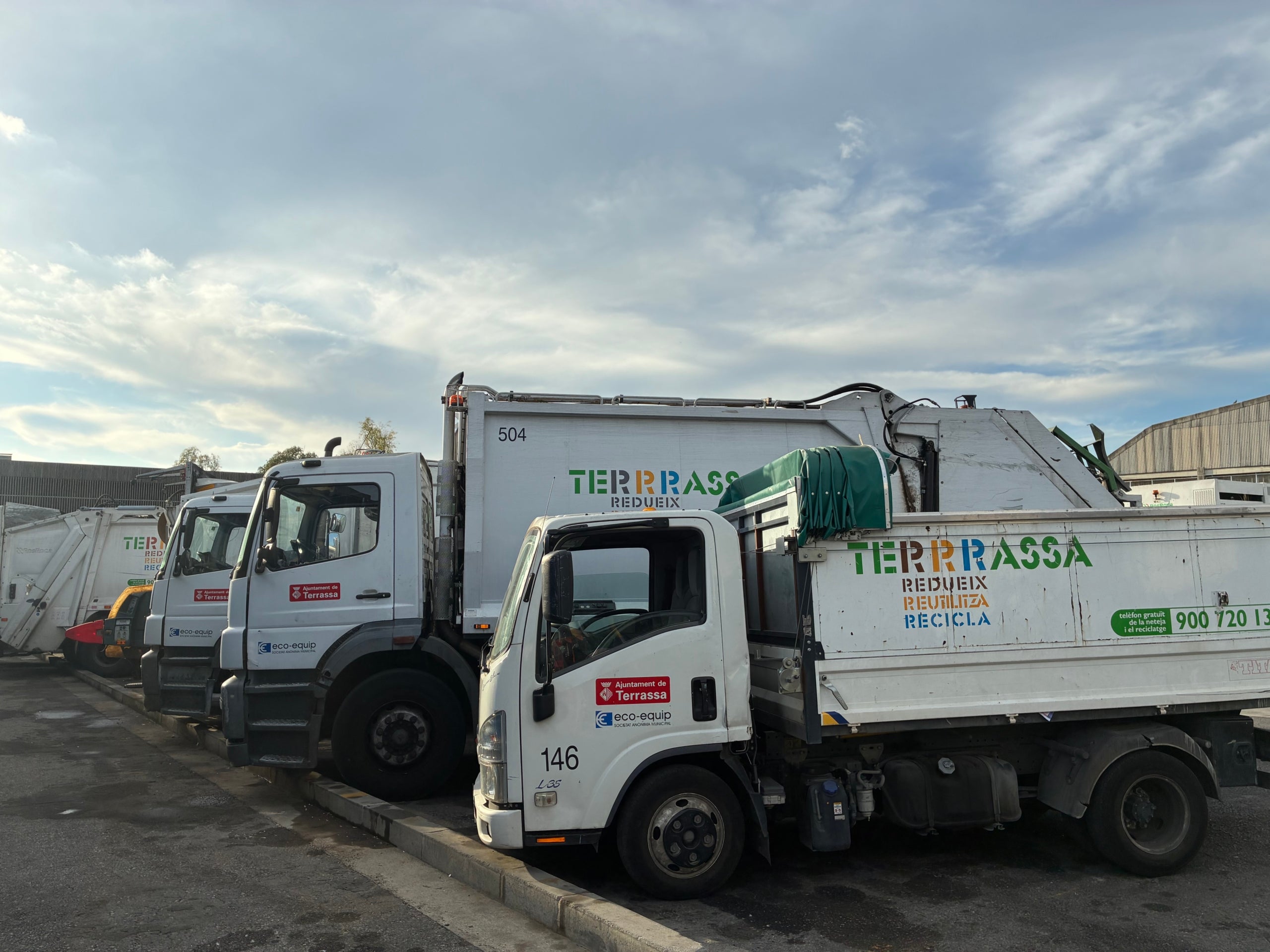 Camiones de recogida de basura de Eco-Equip en su sede del polígono de Santa Margarida de Terrassa | Vicenç Batalla