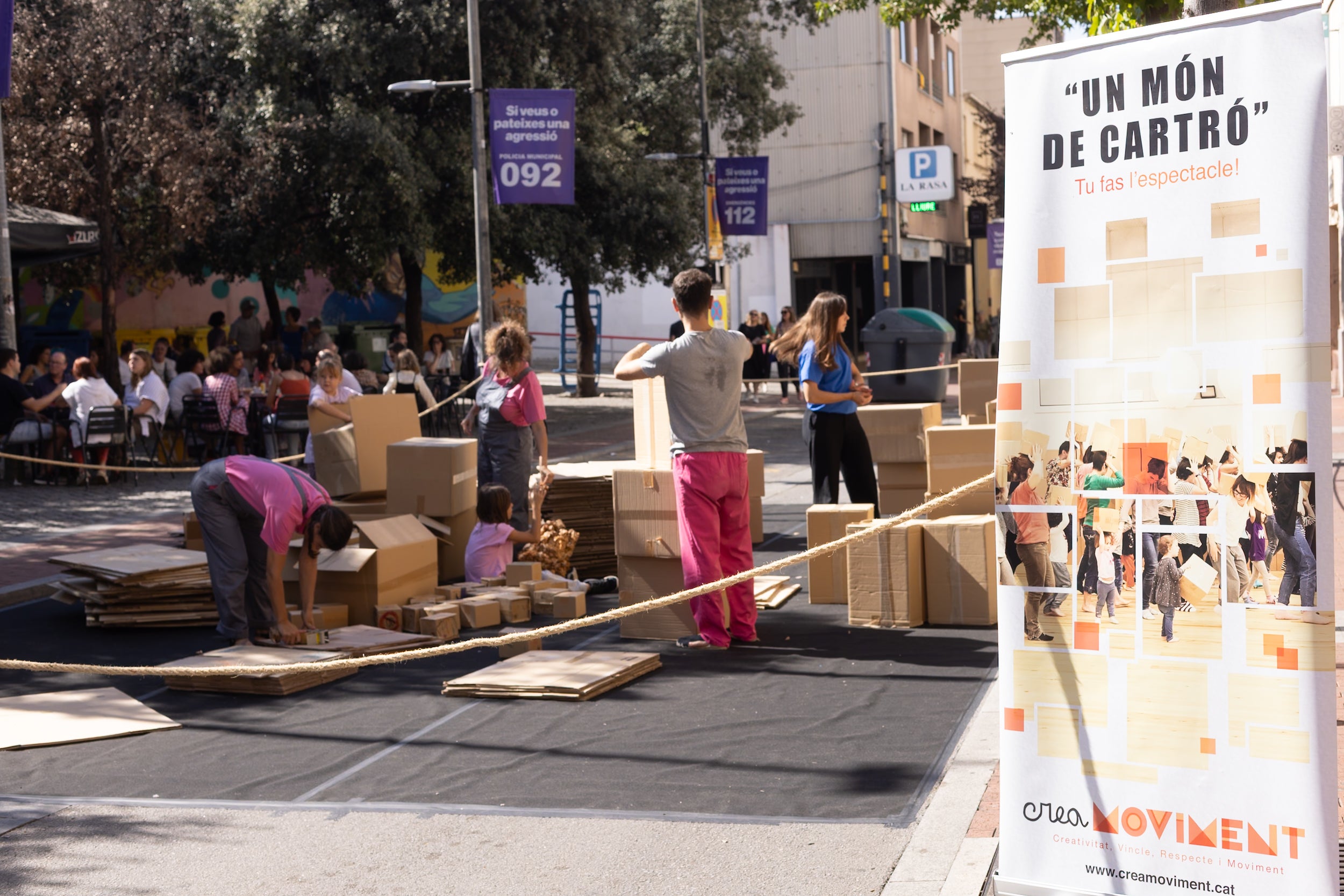 Durant tres dies, la divuitena edició del festival Terrassa Noves Tendències (TNT) ha tornat a situar Terrassa en l'epicentre de les arts escèniques més innovadores, amb la presència d'un centenar de programadors catalans, una vintena d'espanyols i una altra vintena d'internacionals. Per ordre fotogràfic, els espectacles: Fasting Girls (Marta Azparren), Les Chevaliers 2 (Los Detectives), No ser ni la sombra de lo que se fue (María Jerez), P.O.V. (Núria Guiu), Sirenes i robots (Tarta Relena/Joan Llort), Mamarratxa Attack (Julia Irango), La fuerza de la gravedad (Martín Flores Cárdenas), Ser pastora (Laura Morales), Un món de cartró (CreaMoviment), la directora del TNT Marion Betriu, públic professional, públic general, Incendis (Ça Marche) i Down (Mélissa Guex) | Alessia Bombaci