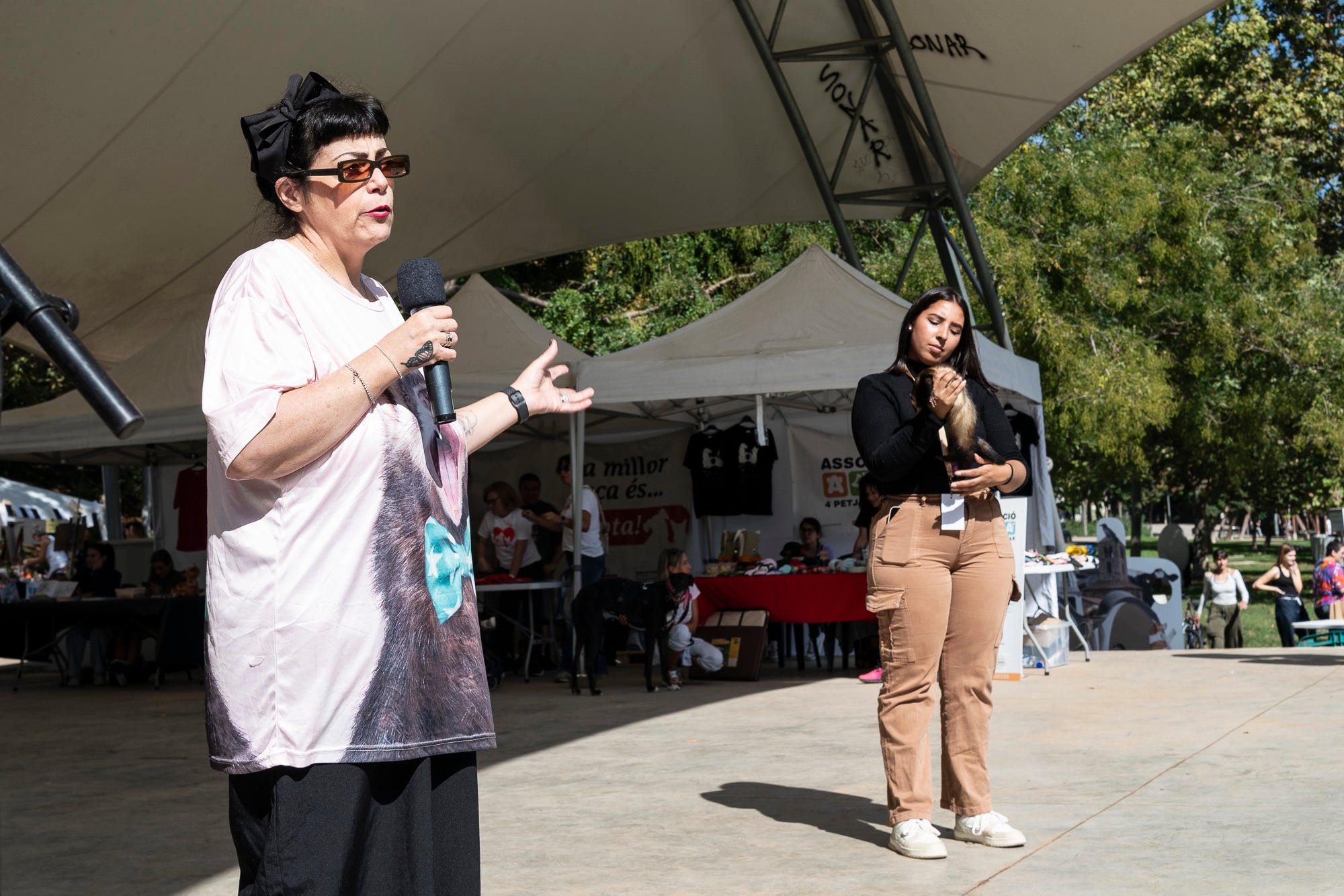 La zona de la carpa del parc de Vallparadís ha acollit aquest dissabte un any més la celebració de la Festa dels Animals, que enguany coincideix amb el Dia Mundial dels Animals, una jornada internacional per reivindicar els seus drets i benestar. L’esdeveniment ha comptat amb paradetes d’una trentena d’entitats, premis de reconeixement socials, donacions, passejada per adoptar animals i un circuit d’agility