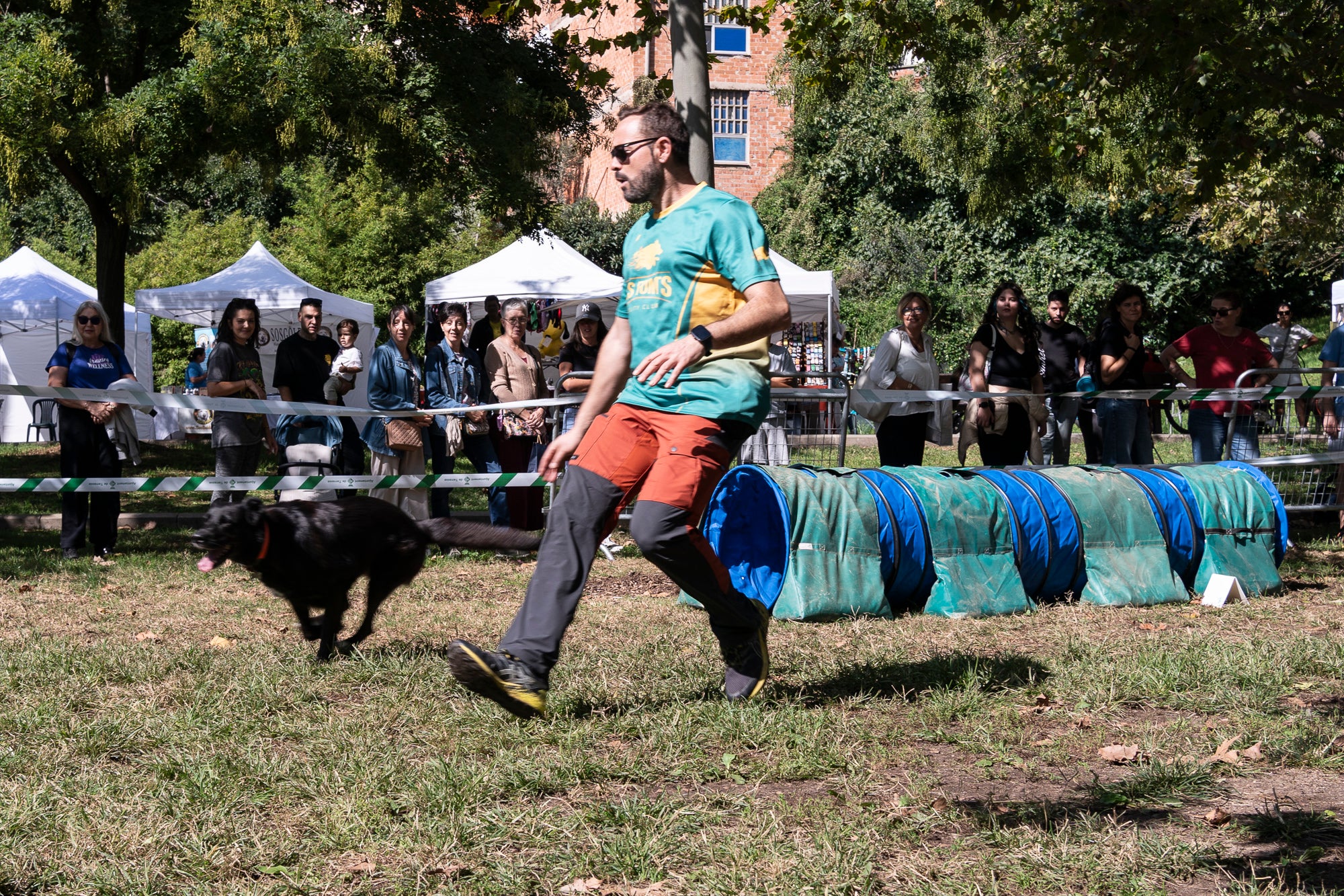 La zona de la carpa del parc de Vallparadís ha acollit aquest dissabte un any més la celebració de la Festa dels Animals, que enguany coincideix amb el Dia Mundial dels Animals, una jornada internacional per reivindicar els seus drets i benestar. L’esdeveniment ha comptat amb paradetes d’una trentena d’entitats, premis de reconeixement socials, donacions, passejada per adoptar animals i un circuit d’agility