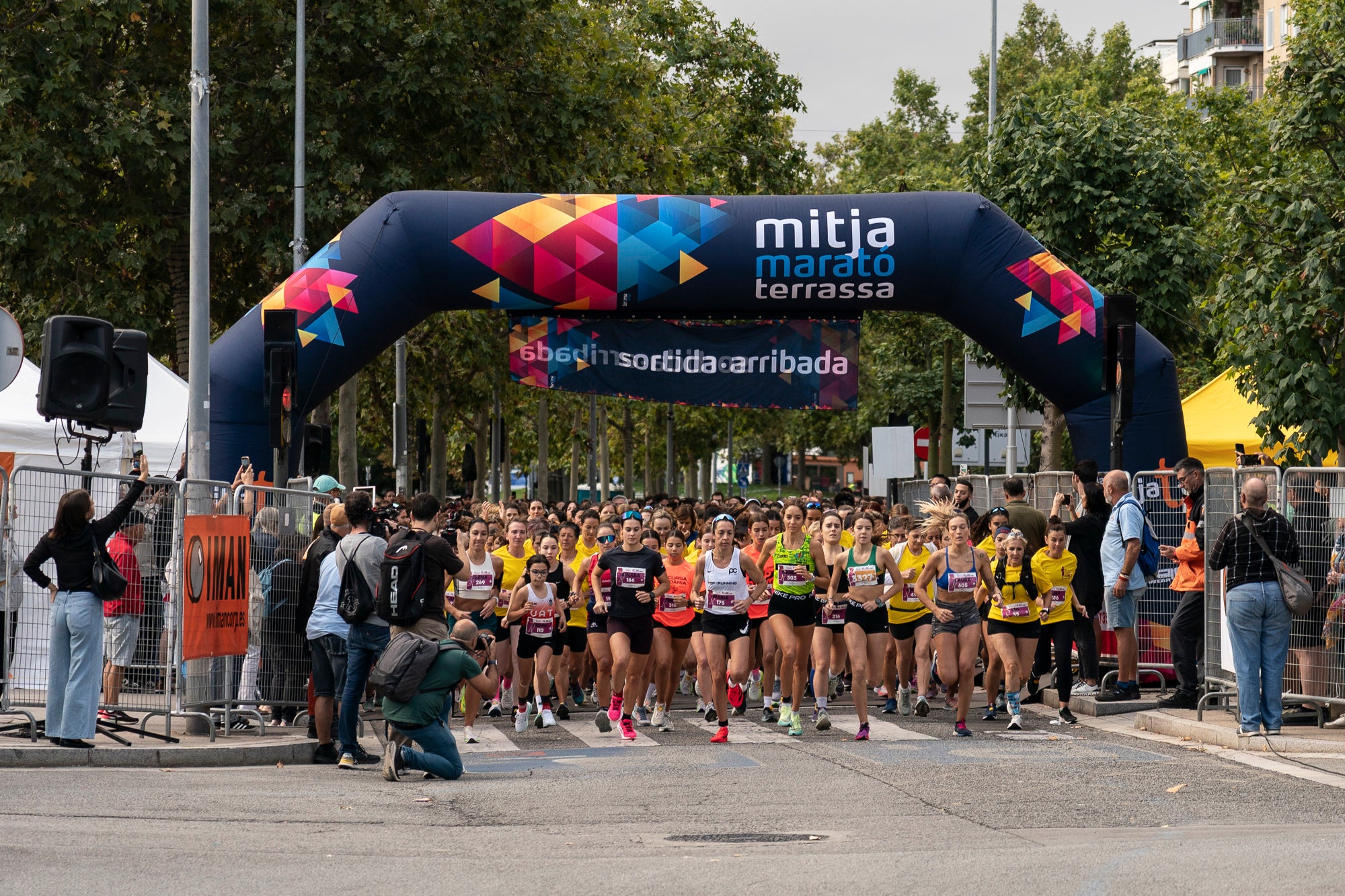 La 11a Cursa Fanny Sallés - Cursa de les Dones ha deixat una autèntica marea groga pel centre de Terrassa amb més de 2.600 participants. Amb arribada i sortida des del Parc dels Catalans, enguany s’estrenava recorregut, amb prop de 5km pels punts més emblemàtics de la ciutat. I malgrat que les marques eren el de menys en un esdeveniment amb caràcter solidari amb Oncolliga, cal destacar que Maria Ruiz (19:09) i Jan Isla (16:11) han estat els vencedors.