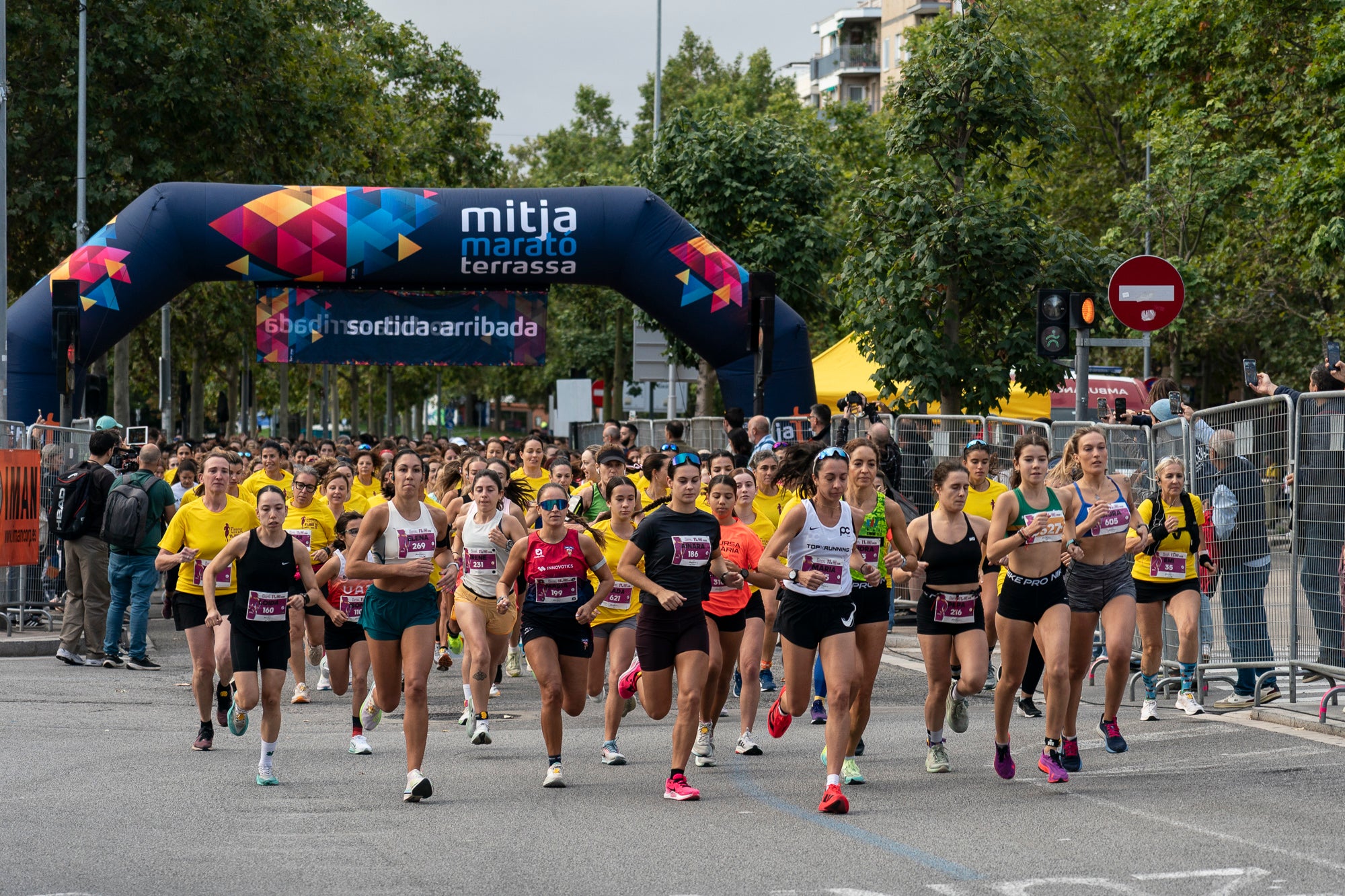 La 11a Cursa Fanny Sallés - Cursa de les Dones ha deixat una autèntica marea groga pel centre de Terrassa amb més de 2.600 participants. Amb arribada i sortida des del Parc dels Catalans, enguany s’estrenava recorregut, amb prop de 5km pels punts més emblemàtics de la ciutat. I malgrat que les marques eren el de menys en un esdeveniment amb caràcter solidari amb Oncolliga, cal destacar que Maria Ruiz (19:09) i Jan Isla (16:11) han estat els vencedors.