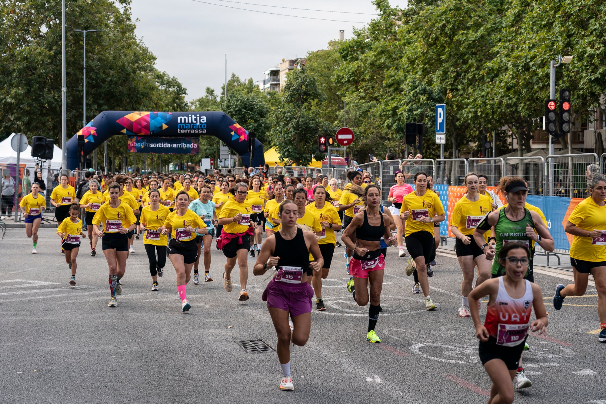 La 11a Cursa Fanny Sallés - Cursa de les Dones ha deixat una autèntica marea groga pel centre de Terrassa amb més de 2.600 participants. Amb arribada i sortida des del Parc dels Catalans, enguany s’estrenava recorregut, amb prop de 5km pels punts més emblemàtics de la ciutat. I malgrat que les marques eren el de menys en un esdeveniment amb caràcter solidari amb Oncolliga, cal destacar que Maria Ruiz (19:09) i Jan Isla (16:11) han estat els vencedors.