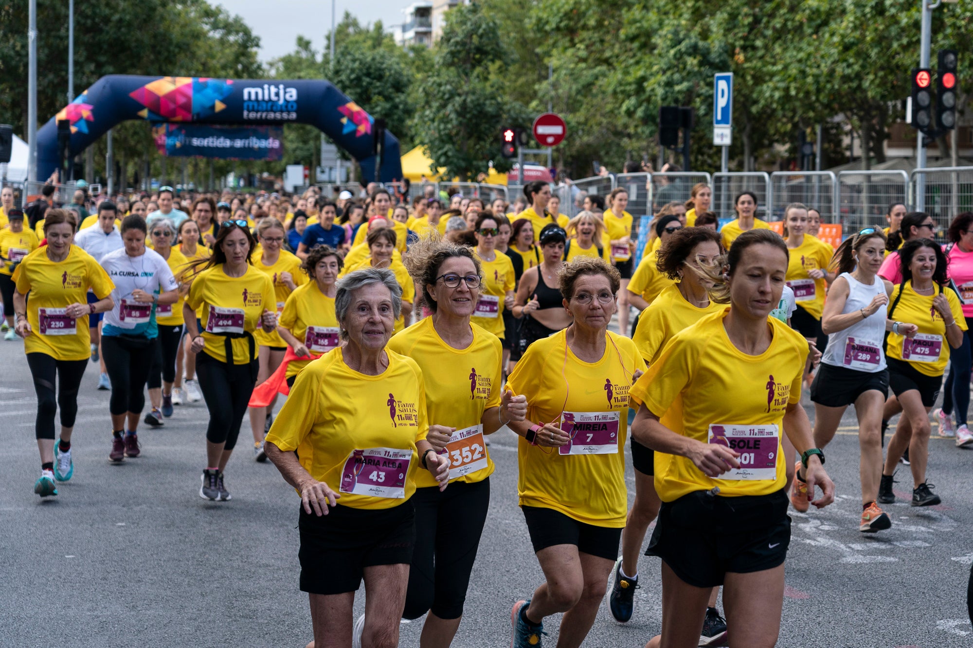 La 11a Cursa Fanny Sallés - Cursa de les Dones ha deixat una autèntica marea groga pel centre de Terrassa amb més de 2.600 participants. Amb arribada i sortida des del Parc dels Catalans, enguany s’estrenava recorregut, amb prop de 5km pels punts més emblemàtics de la ciutat. I malgrat que les marques eren el de menys en un esdeveniment amb caràcter solidari amb Oncolliga, cal destacar que Maria Ruiz (19:09) i Jan Isla (16:11) han estat els vencedors.