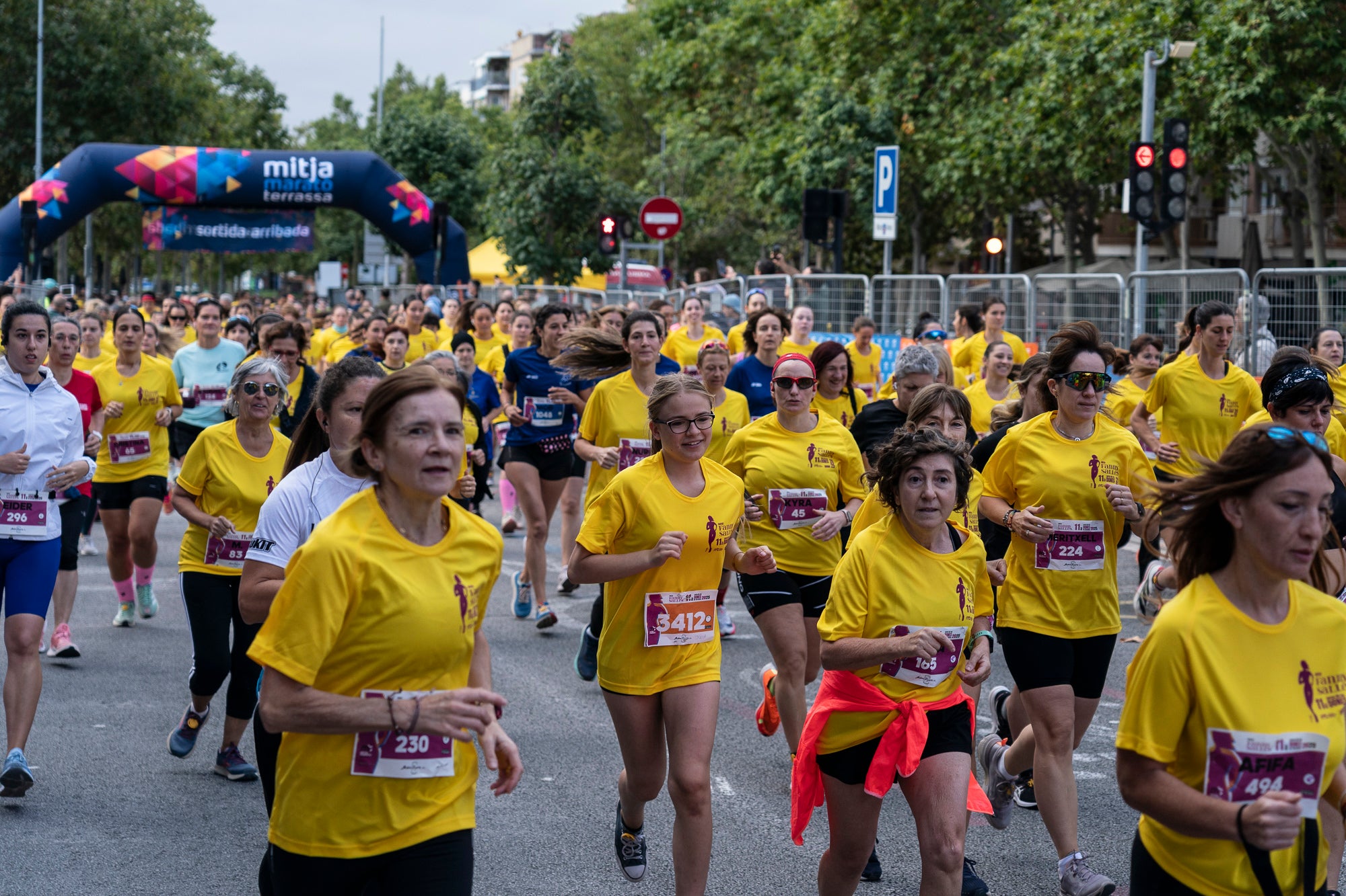 La 11a Cursa Fanny Sallés - Cursa de les Dones ha deixat una autèntica marea groga pel centre de Terrassa amb més de 2.600 participants. Amb arribada i sortida des del Parc dels Catalans, enguany s’estrenava recorregut, amb prop de 5km pels punts més emblemàtics de la ciutat. I malgrat que les marques eren el de menys en un esdeveniment amb caràcter solidari amb Oncolliga, cal destacar que Maria Ruiz (19:09) i Jan Isla (16:11) han estat els vencedors.