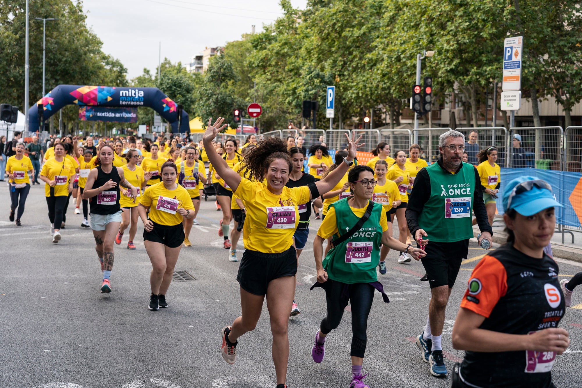 La 11a Cursa Fanny Sallés - Cursa de les Dones ha deixat una autèntica marea groga pel centre de Terrassa amb més de 2.600 participants. Amb arribada i sortida des del Parc dels Catalans, enguany s’estrenava recorregut, amb prop de 5km pels punts més emblemàtics de la ciutat. I malgrat que les marques eren el de menys en un esdeveniment amb caràcter solidari amb Oncolliga, cal destacar que Maria Ruiz (19:09) i Jan Isla (16:11) han estat els vencedors.