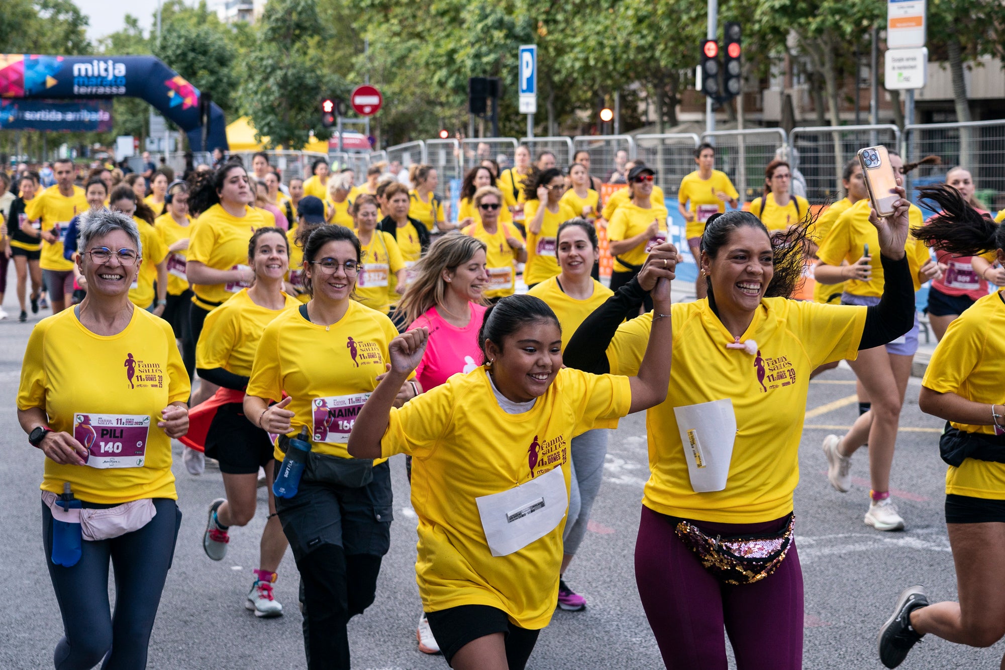 La 11a Cursa Fanny Sallés - Cursa de les Dones ha deixat una autèntica marea groga pel centre de Terrassa amb més de 2.600 participants. Amb arribada i sortida des del Parc dels Catalans, enguany s’estrenava recorregut, amb prop de 5km pels punts més emblemàtics de la ciutat. I malgrat que les marques eren el de menys en un esdeveniment amb caràcter solidari amb Oncolliga, cal destacar que Maria Ruiz (19:09) i Jan Isla (16:11) han estat els vencedors.