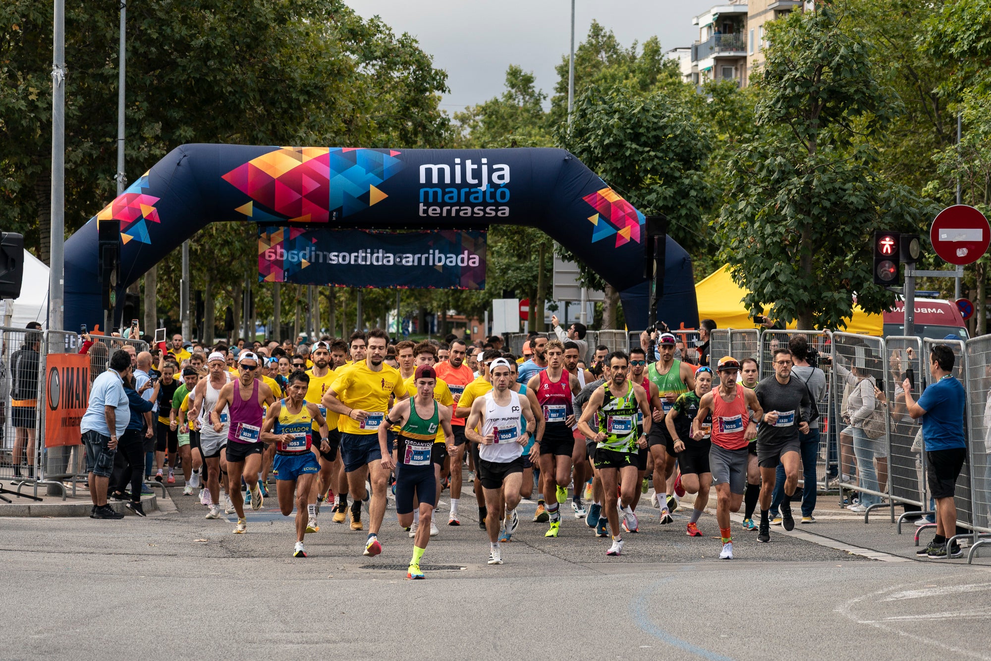 La 11a Cursa Fanny Sallés - Cursa de les Dones ha deixat una autèntica marea groga pel centre de Terrassa amb més de 2.600 participants. Amb arribada i sortida des del Parc dels Catalans, enguany s’estrenava recorregut, amb prop de 5km pels punts més emblemàtics de la ciutat. I malgrat que les marques eren el de menys en un esdeveniment amb caràcter solidari amb Oncolliga, cal destacar que Maria Ruiz (19:09) i Jan Isla (16:11) han estat els vencedors.