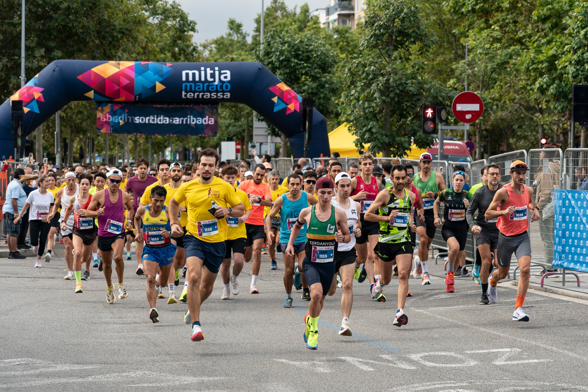 La 11a Cursa Fanny Sallés - Cursa de les Dones ha deixat una autèntica marea groga pel centre de Terrassa amb més de 2.600 participants. Amb arribada i sortida des del Parc dels Catalans, enguany s’estrenava recorregut, amb prop de 5km pels punts més emblemàtics de la ciutat. I malgrat que les marques eren el de menys en un esdeveniment amb caràcter solidari amb Oncolliga, cal destacar que Maria Ruiz (19:09) i Jan Isla (16:11) han estat els vencedors.