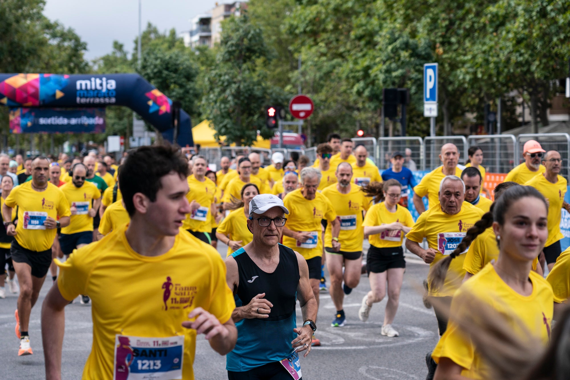 La 11a Cursa Fanny Sallés - Cursa de les Dones ha deixat una autèntica marea groga pel centre de Terrassa amb més de 2.600 participants. Amb arribada i sortida des del Parc dels Catalans, enguany s’estrenava recorregut, amb prop de 5km pels punts més emblemàtics de la ciutat. I malgrat que les marques eren el de menys en un esdeveniment amb caràcter solidari amb Oncolliga, cal destacar que Maria Ruiz (19:09) i Jan Isla (16:11) han estat els vencedors.