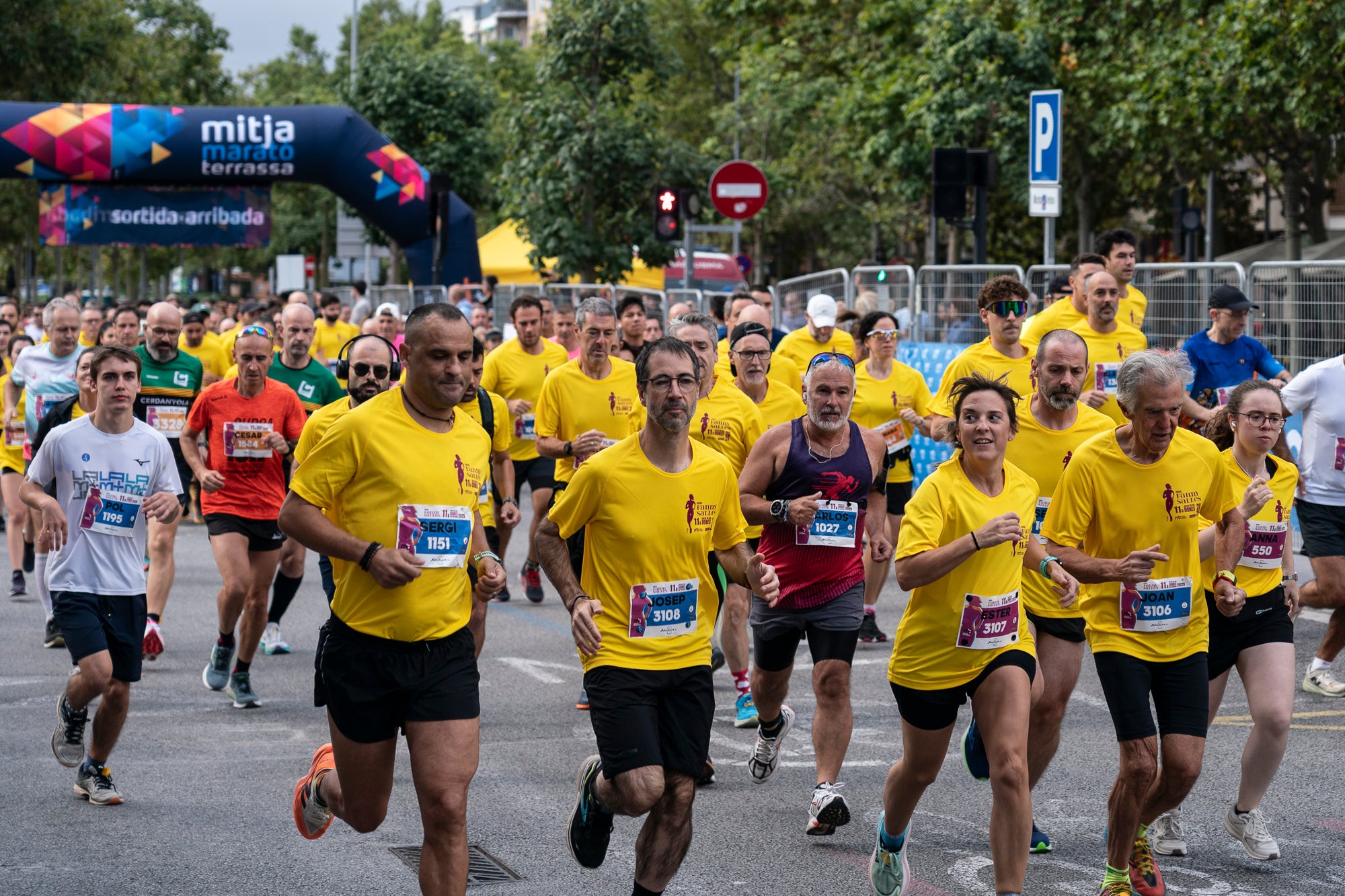 La 11a Cursa Fanny Sallés - Cursa de les Dones ha deixat una autèntica marea groga pel centre de Terrassa amb més de 2.600 participants. Amb arribada i sortida des del Parc dels Catalans, enguany s’estrenava recorregut, amb prop de 5km pels punts més emblemàtics de la ciutat. I malgrat que les marques eren el de menys en un esdeveniment amb caràcter solidari amb Oncolliga, cal destacar que Maria Ruiz (19:09) i Jan Isla (16:11) han estat els vencedors.