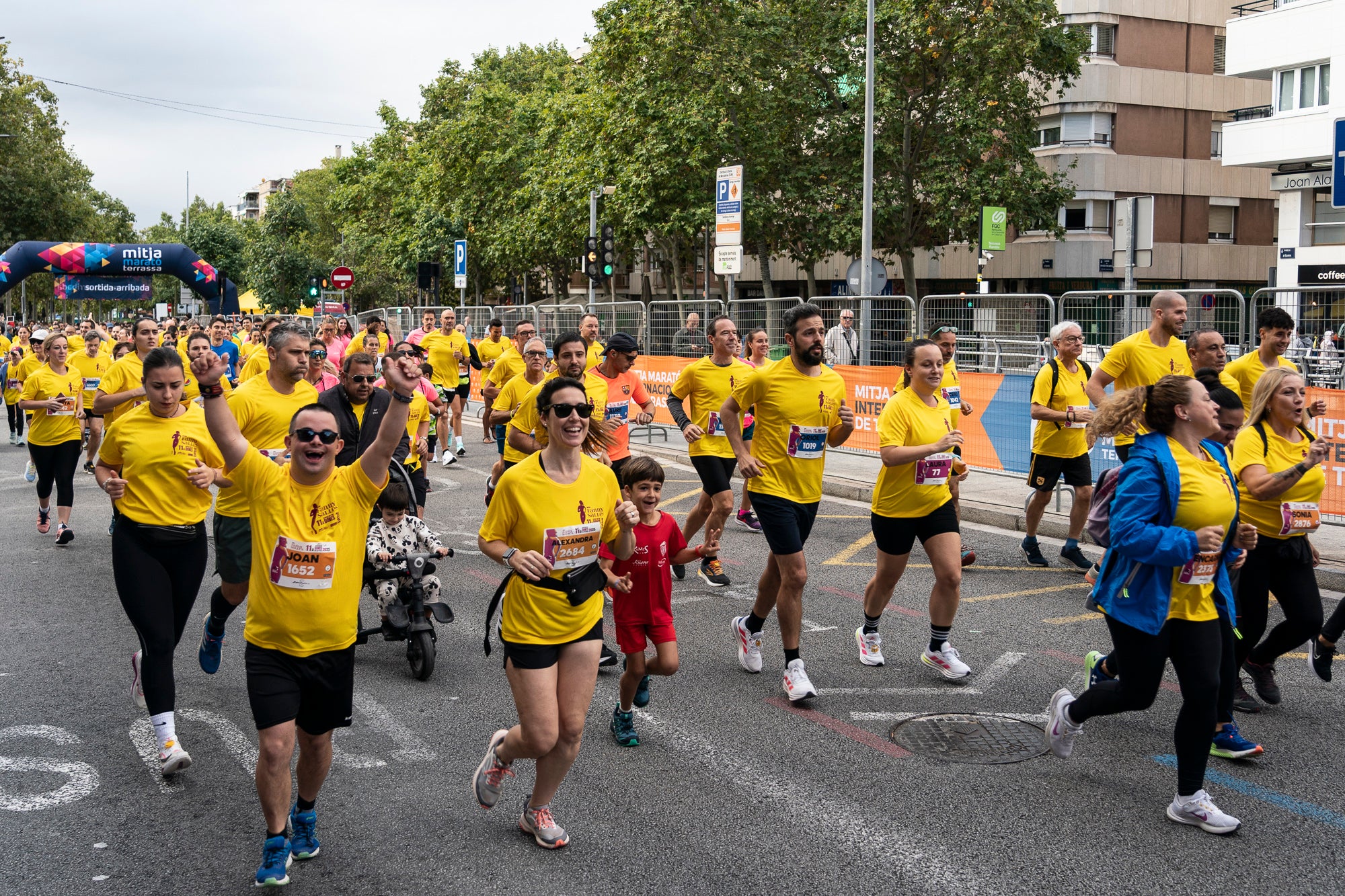 La 11a Cursa Fanny Sallés - Cursa de les Dones ha deixat una autèntica marea groga pel centre de Terrassa amb més de 2.600 participants. Amb arribada i sortida des del Parc dels Catalans, enguany s’estrenava recorregut, amb prop de 5km pels punts més emblemàtics de la ciutat. I malgrat que les marques eren el de menys en un esdeveniment amb caràcter solidari amb Oncolliga, cal destacar que Maria Ruiz (19:09) i Jan Isla (16:11) han estat els vencedors.