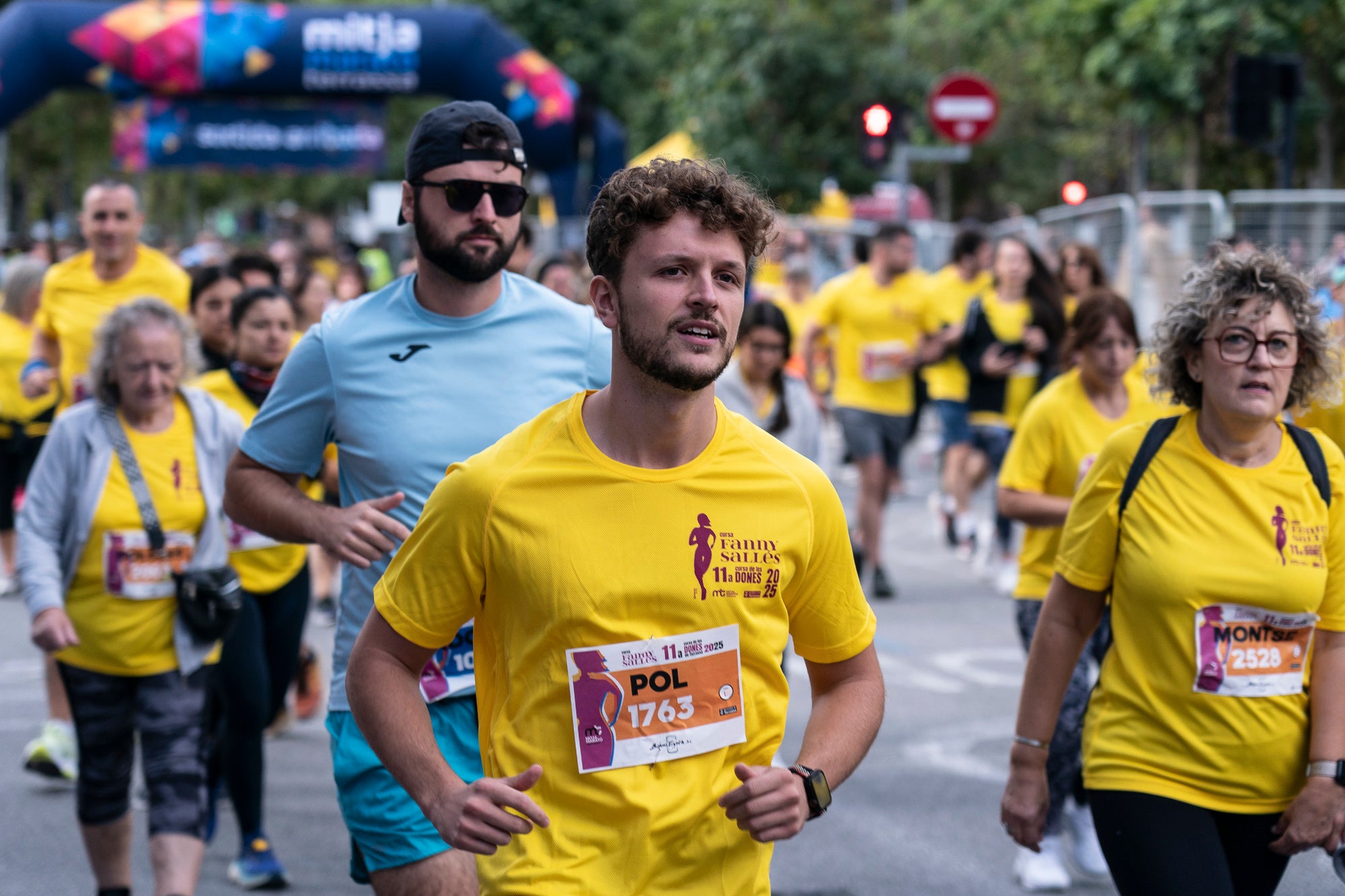 La 11a Cursa Fanny Sallés - Cursa de les Dones ha deixat una autèntica marea groga pel centre de Terrassa amb més de 2.600 participants. Amb arribada i sortida des del Parc dels Catalans, enguany s’estrenava recorregut, amb prop de 5km pels punts més emblemàtics de la ciutat. I malgrat que les marques eren el de menys en un esdeveniment amb caràcter solidari amb Oncolliga, cal destacar que Maria Ruiz (19:09) i Jan Isla (16:11) han estat els vencedors.
