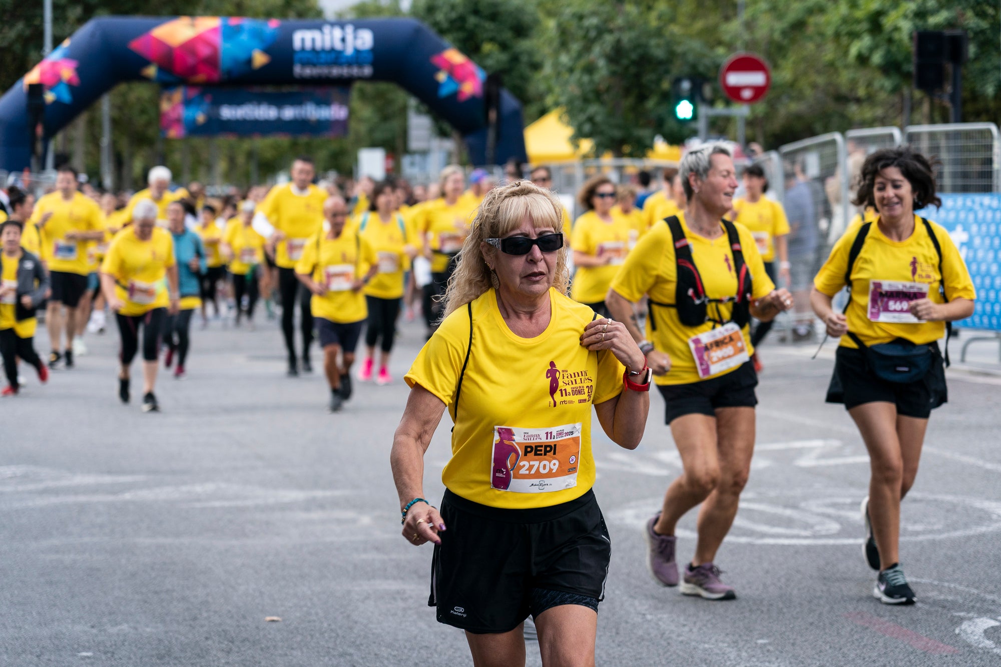 La 11a Cursa Fanny Sallés - Cursa de les Dones ha deixat una autèntica marea groga pel centre de Terrassa amb més de 2.600 participants. Amb arribada i sortida des del Parc dels Catalans, enguany s’estrenava recorregut, amb prop de 5km pels punts més emblemàtics de la ciutat. I malgrat que les marques eren el de menys en un esdeveniment amb caràcter solidari amb Oncolliga, cal destacar que Maria Ruiz (19:09) i Jan Isla (16:11) han estat els vencedors.