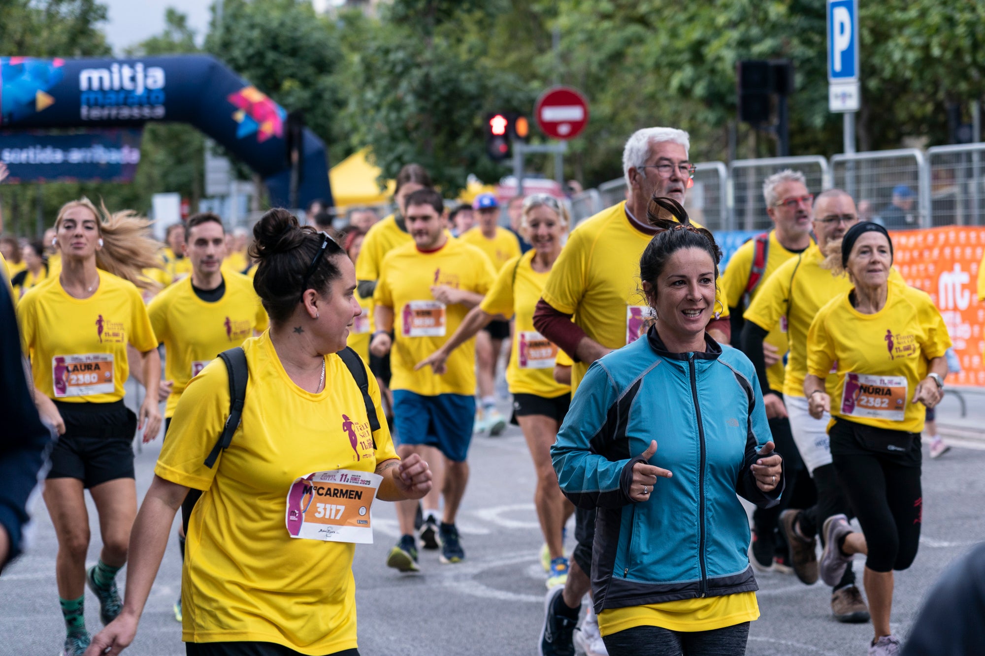La 11a Cursa Fanny Sallés - Cursa de les Dones ha deixat una autèntica marea groga pel centre de Terrassa amb més de 2.600 participants. Amb arribada i sortida des del Parc dels Catalans, enguany s’estrenava recorregut, amb prop de 5km pels punts més emblemàtics de la ciutat. I malgrat que les marques eren el de menys en un esdeveniment amb caràcter solidari amb Oncolliga, cal destacar que Maria Ruiz (19:09) i Jan Isla (16:11) han estat els vencedors.