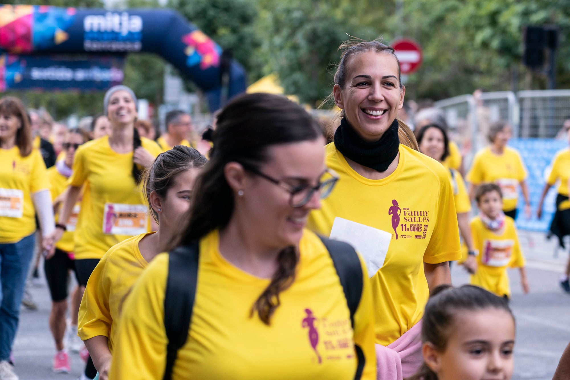 La 11a Cursa Fanny Sallés - Cursa de les Dones ha deixat una autèntica marea groga pel centre de Terrassa amb més de 2.600 participants. Amb arribada i sortida des del Parc dels Catalans, enguany s’estrenava recorregut, amb prop de 5km pels punts més emblemàtics de la ciutat. I malgrat que les marques eren el de menys en un esdeveniment amb caràcter solidari amb Oncolliga, cal destacar que Maria Ruiz (19:09) i Jan Isla (16:11) han estat els vencedors.