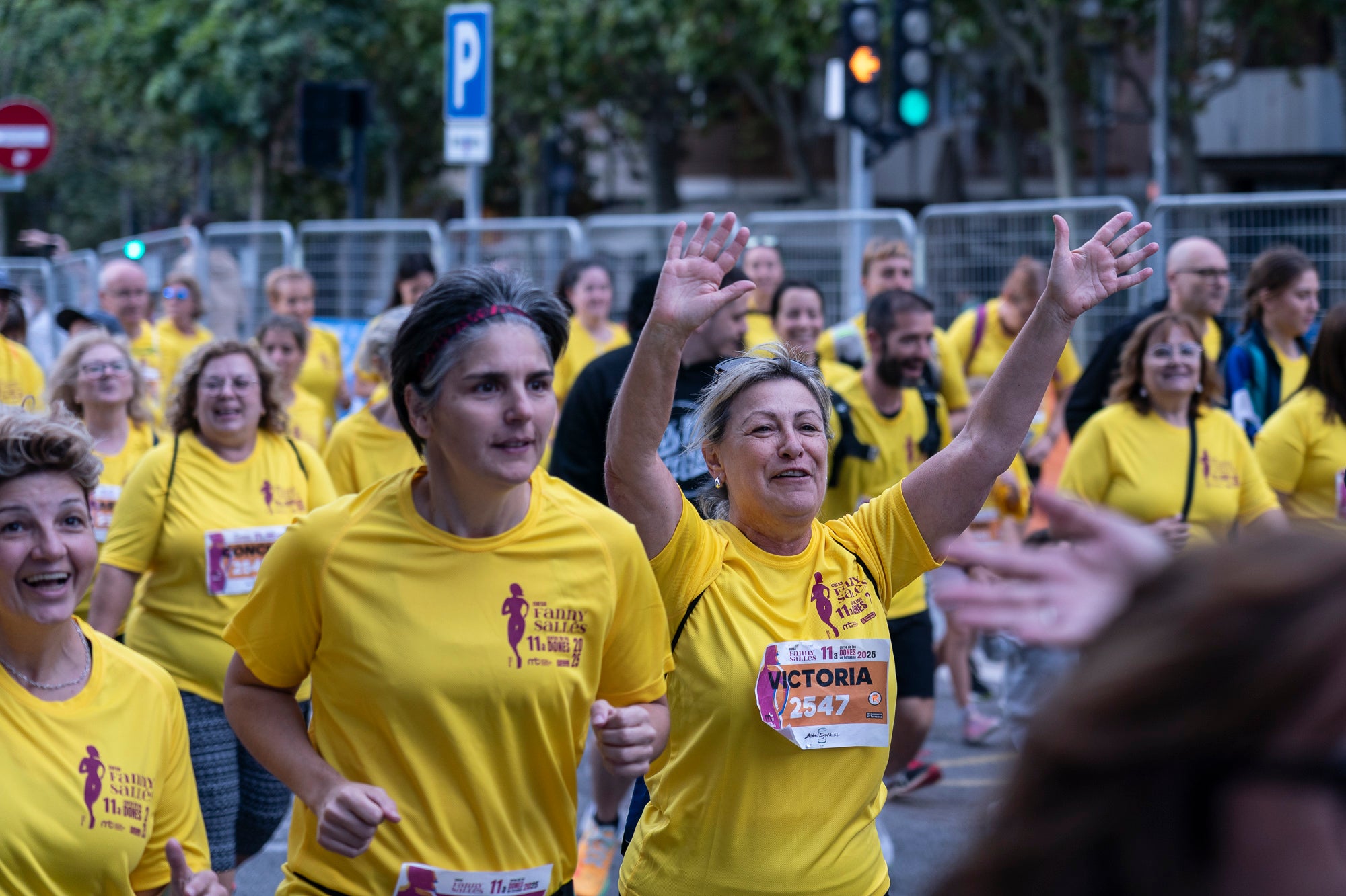 La 11a Cursa Fanny Sallés - Cursa de les Dones ha deixat una autèntica marea groga pel centre de Terrassa amb més de 2.600 participants. Amb arribada i sortida des del Parc dels Catalans, enguany s’estrenava recorregut, amb prop de 5km pels punts més emblemàtics de la ciutat. I malgrat que les marques eren el de menys en un esdeveniment amb caràcter solidari amb Oncolliga, cal destacar que Maria Ruiz (19:09) i Jan Isla (16:11) han estat els vencedors.