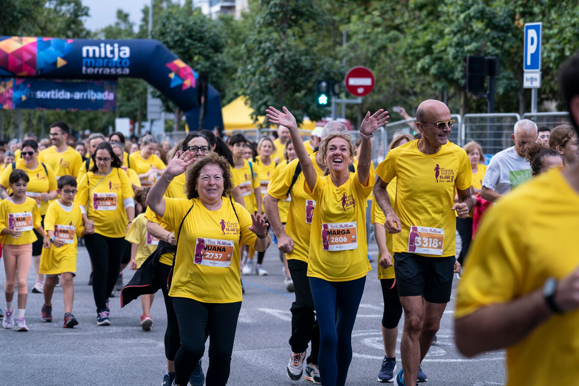 La 11a Cursa Fanny Sallés - Cursa de les Dones ha deixat una autèntica marea groga pel centre de Terrassa amb més de 2.600 participants. Amb arribada i sortida des del Parc dels Catalans, enguany s’estrenava recorregut, amb prop de 5km pels punts més emblemàtics de la ciutat. I malgrat que les marques eren el de menys en un esdeveniment amb caràcter solidari amb Oncolliga, cal destacar que Maria Ruiz (19:09) i Jan Isla (16:11) han estat els vencedors.