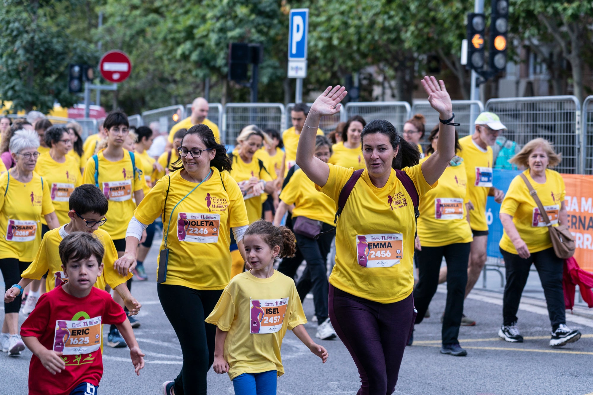 La 11a Cursa Fanny Sallés - Cursa de les Dones ha deixat una autèntica marea groga pel centre de Terrassa amb més de 2.600 participants. Amb arribada i sortida des del Parc dels Catalans, enguany s’estrenava recorregut, amb prop de 5km pels punts més emblemàtics de la ciutat. I malgrat que les marques eren el de menys en un esdeveniment amb caràcter solidari amb Oncolliga, cal destacar que Maria Ruiz (19:09) i Jan Isla (16:11) han estat els vencedors.