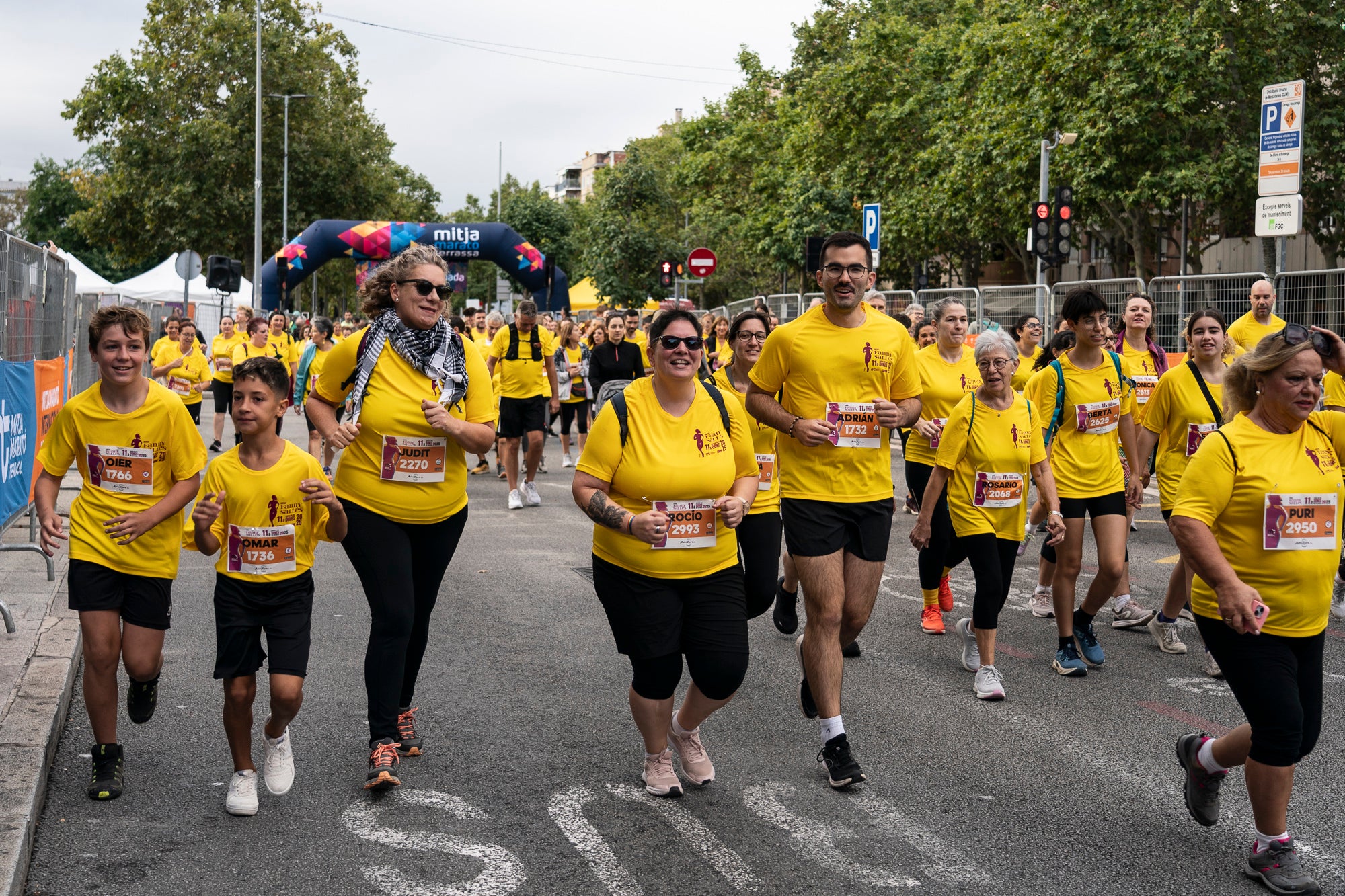 La 11a Cursa Fanny Sallés - Cursa de les Dones ha deixat una autèntica marea groga pel centre de Terrassa amb més de 2.600 participants. Amb arribada i sortida des del Parc dels Catalans, enguany s’estrenava recorregut, amb prop de 5km pels punts més emblemàtics de la ciutat. I malgrat que les marques eren el de menys en un esdeveniment amb caràcter solidari amb Oncolliga, cal destacar que Maria Ruiz (19:09) i Jan Isla (16:11) han estat els vencedors.