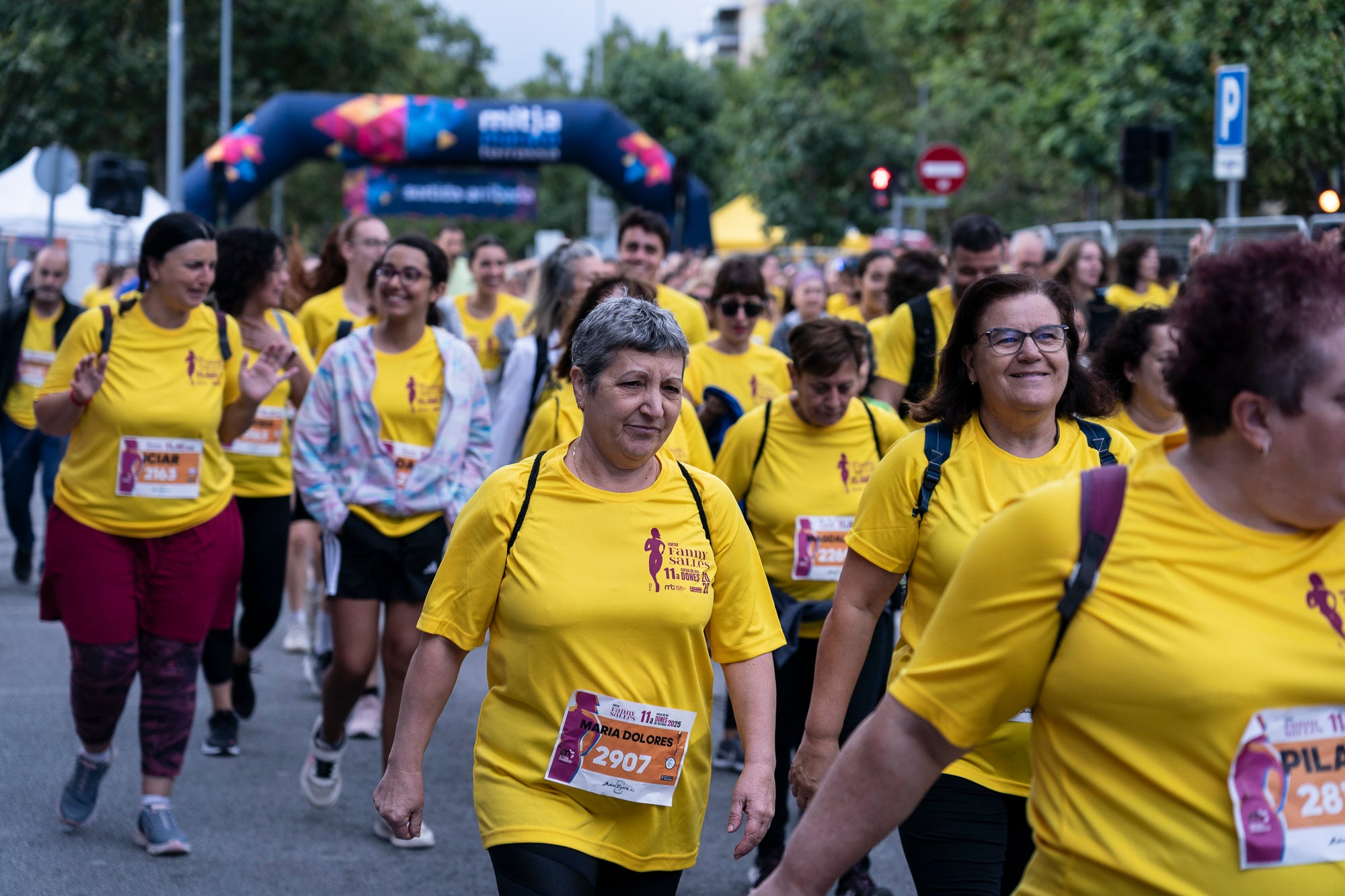 La 11a Cursa Fanny Sallés - Cursa de les Dones ha deixat una autèntica marea groga pel centre de Terrassa amb més de 2.600 participants. Amb arribada i sortida des del Parc dels Catalans, enguany s’estrenava recorregut, amb prop de 5km pels punts més emblemàtics de la ciutat. I malgrat que les marques eren el de menys en un esdeveniment amb caràcter solidari amb Oncolliga, cal destacar que Maria Ruiz (19:09) i Jan Isla (16:11) han estat els vencedors.