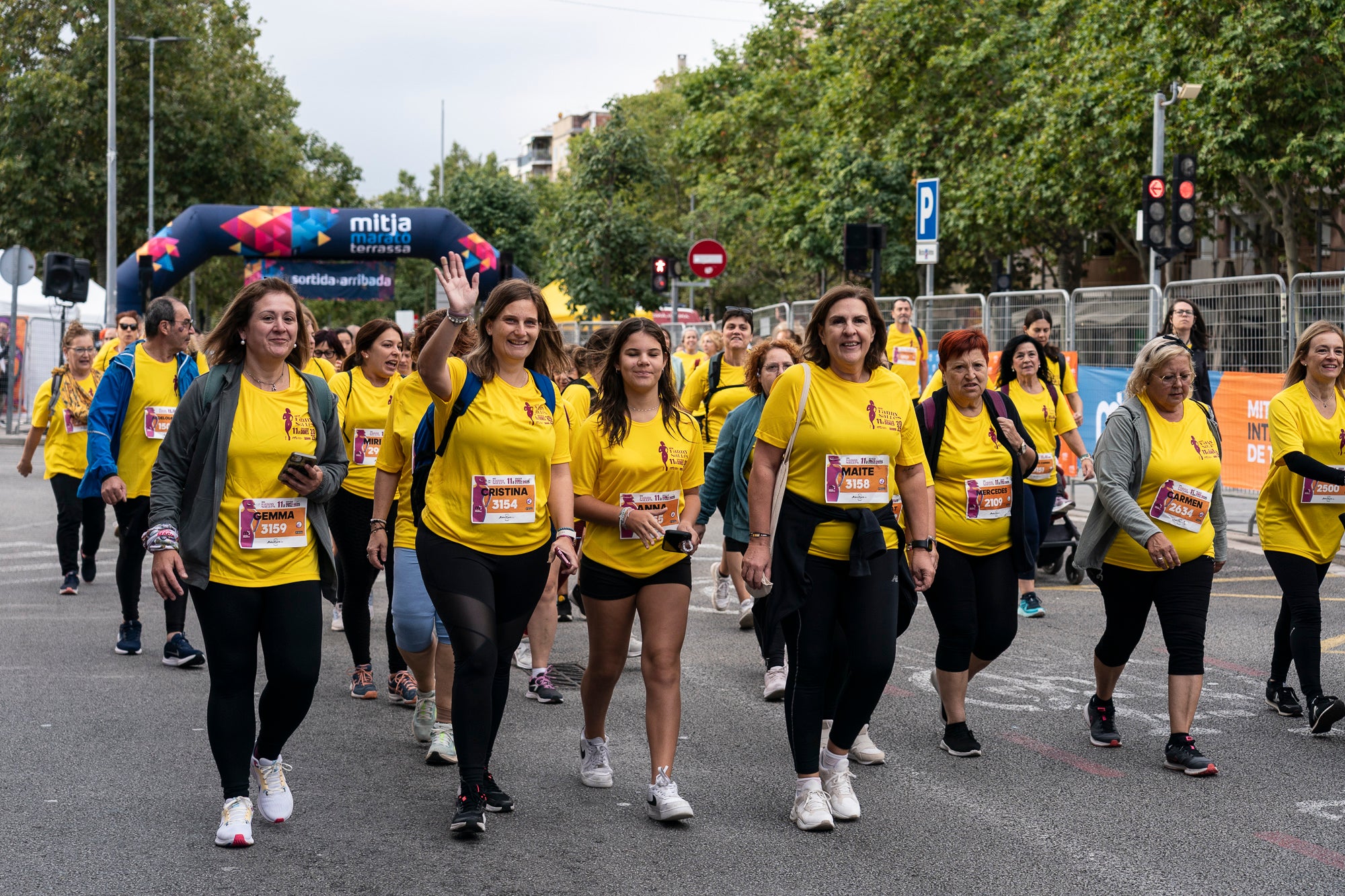 La 11a Cursa Fanny Sallés - Cursa de les Dones ha deixat una autèntica marea groga pel centre de Terrassa amb més de 2.600 participants. Amb arribada i sortida des del Parc dels Catalans, enguany s’estrenava recorregut, amb prop de 5km pels punts més emblemàtics de la ciutat. I malgrat que les marques eren el de menys en un esdeveniment amb caràcter solidari amb Oncolliga, cal destacar que Maria Ruiz (19:09) i Jan Isla (16:11) han estat els vencedors.