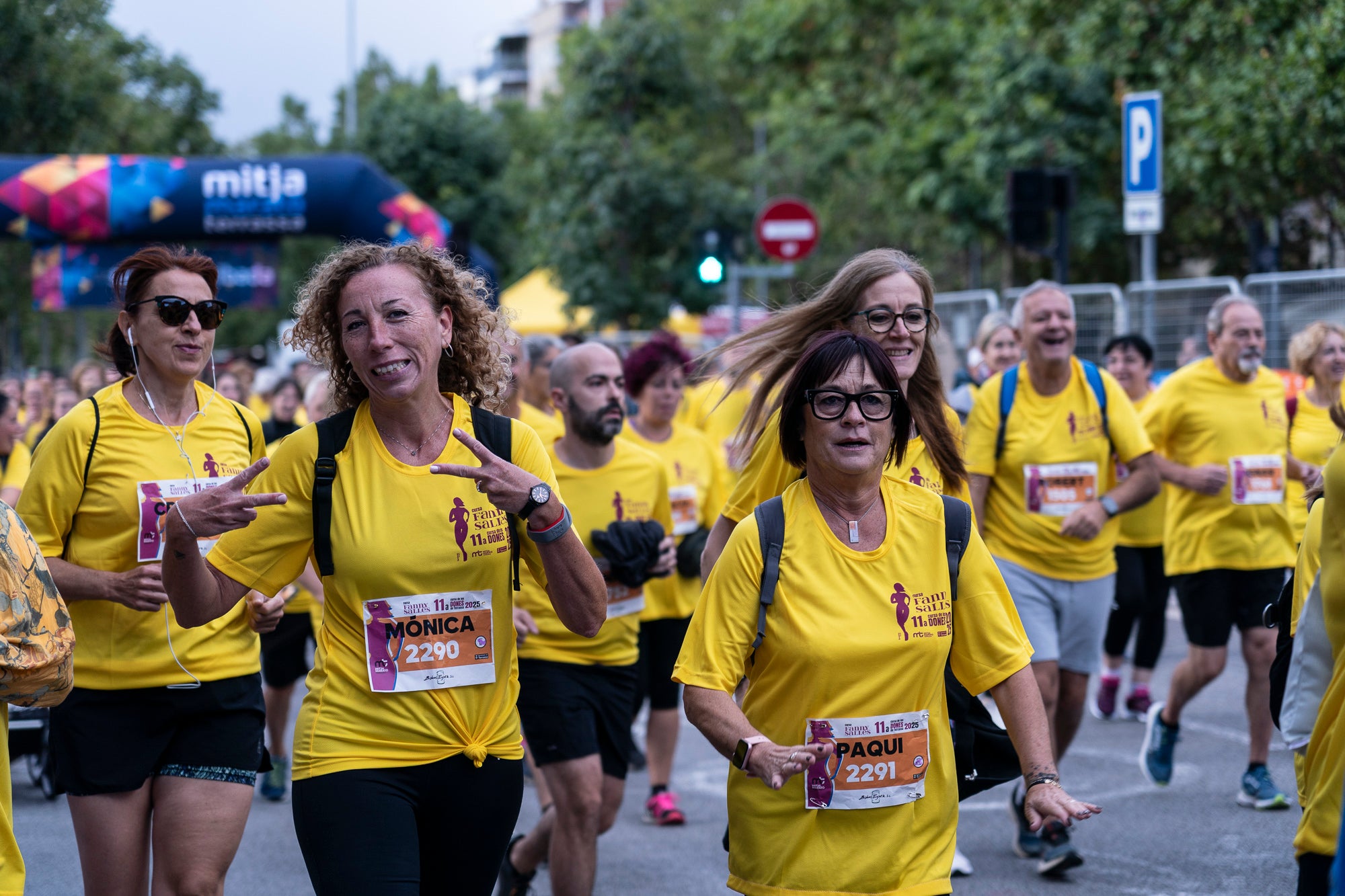 La 11a Cursa Fanny Sallés - Cursa de les Dones ha deixat una autèntica marea groga pel centre de Terrassa amb més de 2.600 participants. Amb arribada i sortida des del Parc dels Catalans, enguany s’estrenava recorregut, amb prop de 5km pels punts més emblemàtics de la ciutat. I malgrat que les marques eren el de menys en un esdeveniment amb caràcter solidari amb Oncolliga, cal destacar que Maria Ruiz (19:09) i Jan Isla (16:11) han estat els vencedors.