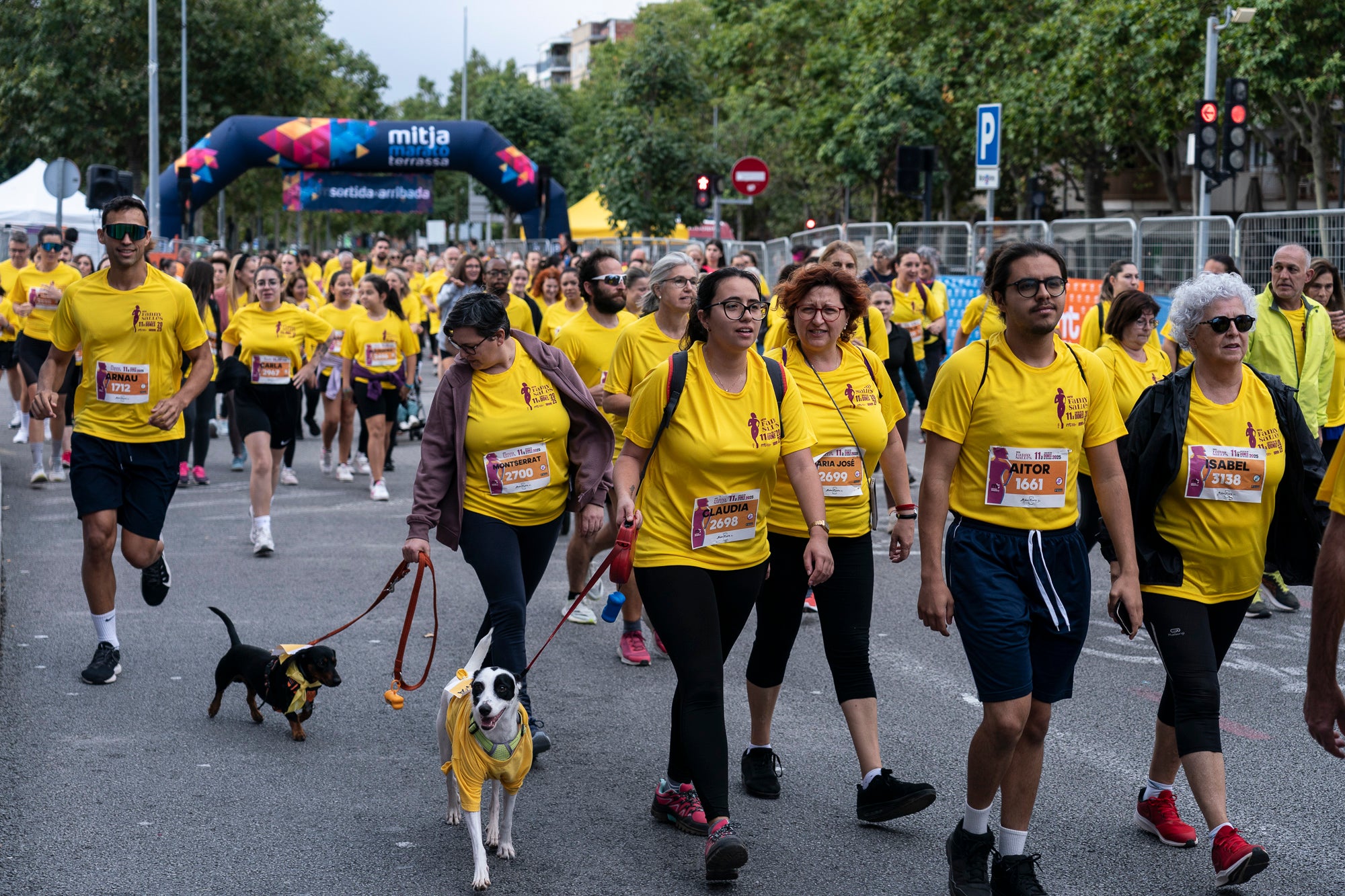 La 11a Cursa Fanny Sallés - Cursa de les Dones ha deixat una autèntica marea groga pel centre de Terrassa amb més de 2.600 participants. Amb arribada i sortida des del Parc dels Catalans, enguany s’estrenava recorregut, amb prop de 5km pels punts més emblemàtics de la ciutat. I malgrat que les marques eren el de menys en un esdeveniment amb caràcter solidari amb Oncolliga, cal destacar que Maria Ruiz (19:09) i Jan Isla (16:11) han estat els vencedors.
